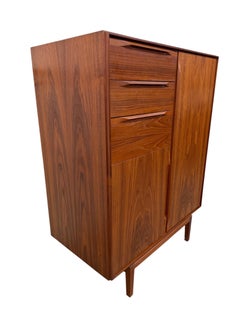 Commode haute de style « Danish Modern » de Fredericia en teck, datant du milieu du siècle, pour garde-robe masculine