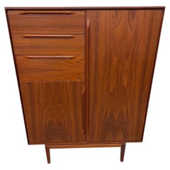 Commode haute de style « Danish Modern » de Fredericia en teck, datant du milieu du siècle, pour garde-robe masculine