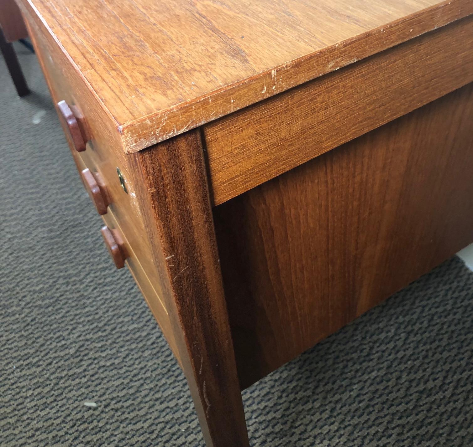Mid-Century Danish Modern Free Standing Teak Desk by Domino Mobler In Good Condition For Sale In Norcross, GA