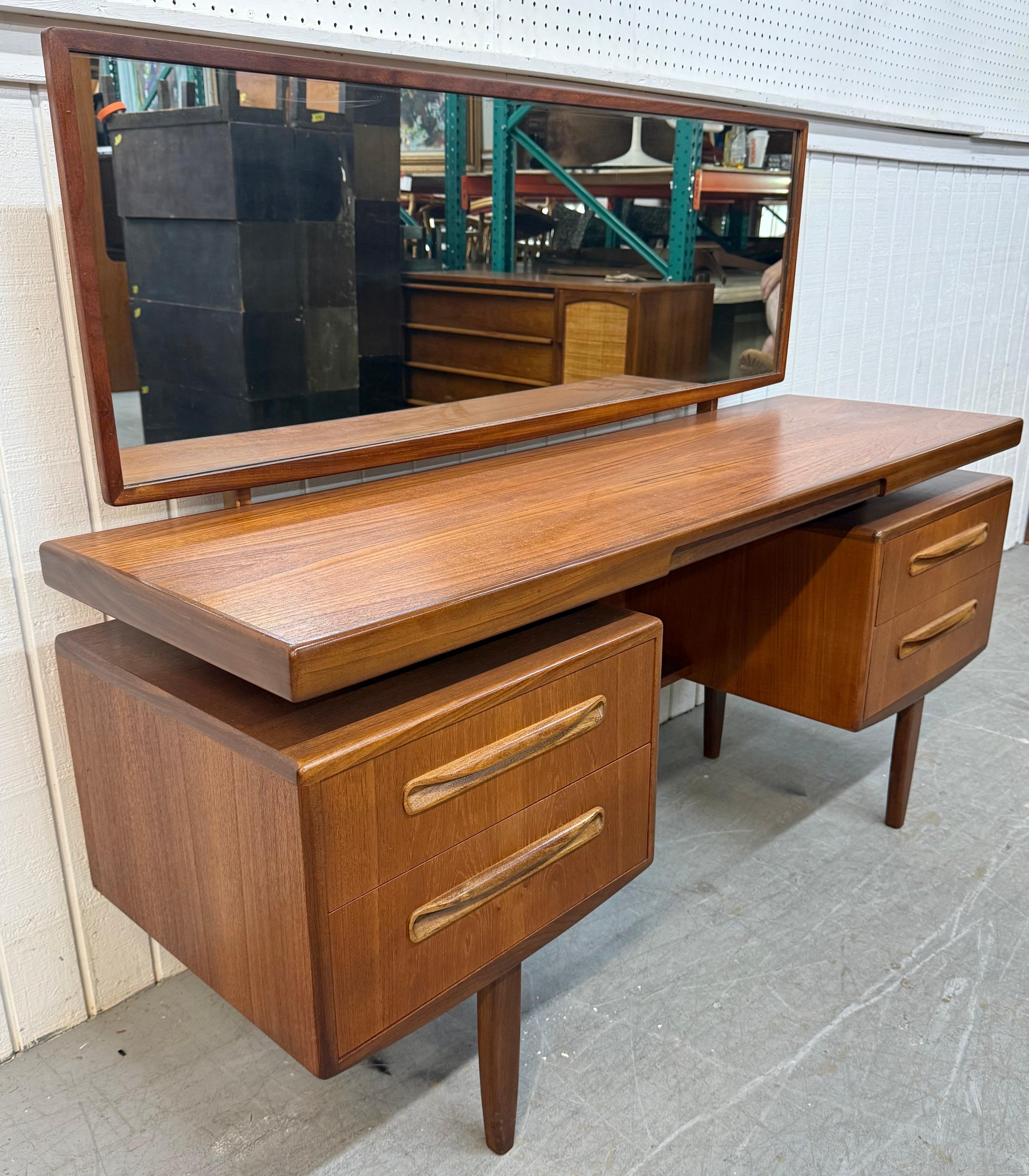 Cette annonce concerne un meuble-lavabo en teck G-Plan de style moderne danois du milieu du siècle. Elle présente un design rectiligne, un plateau rectangulaire, quatre tiroirs à queue d'aronde avec des poignées en bois sculpté, un tiroir central