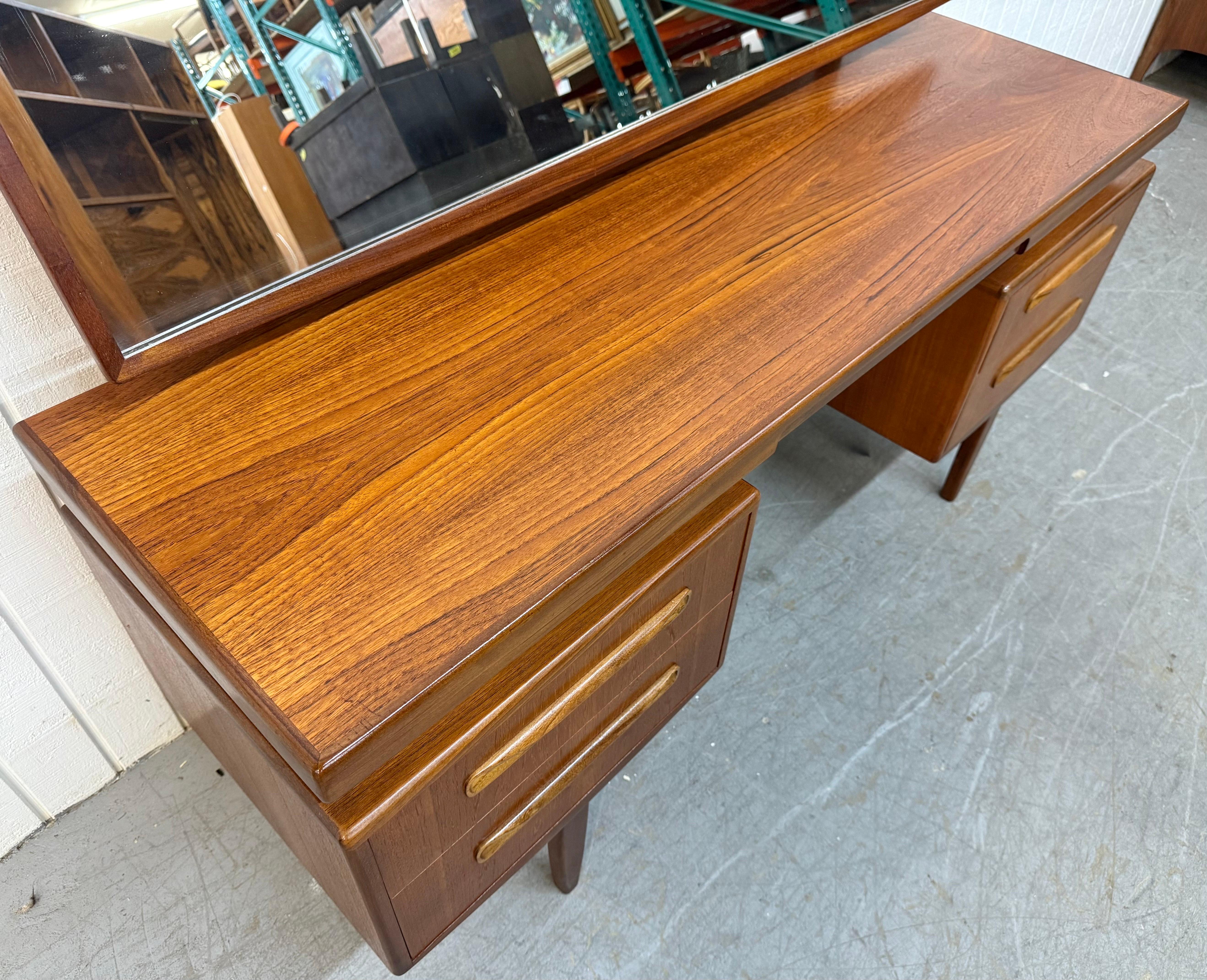 Danois Meuble-lavabo en teck G-Plan de style moderne danois du milieu du siècle en vente