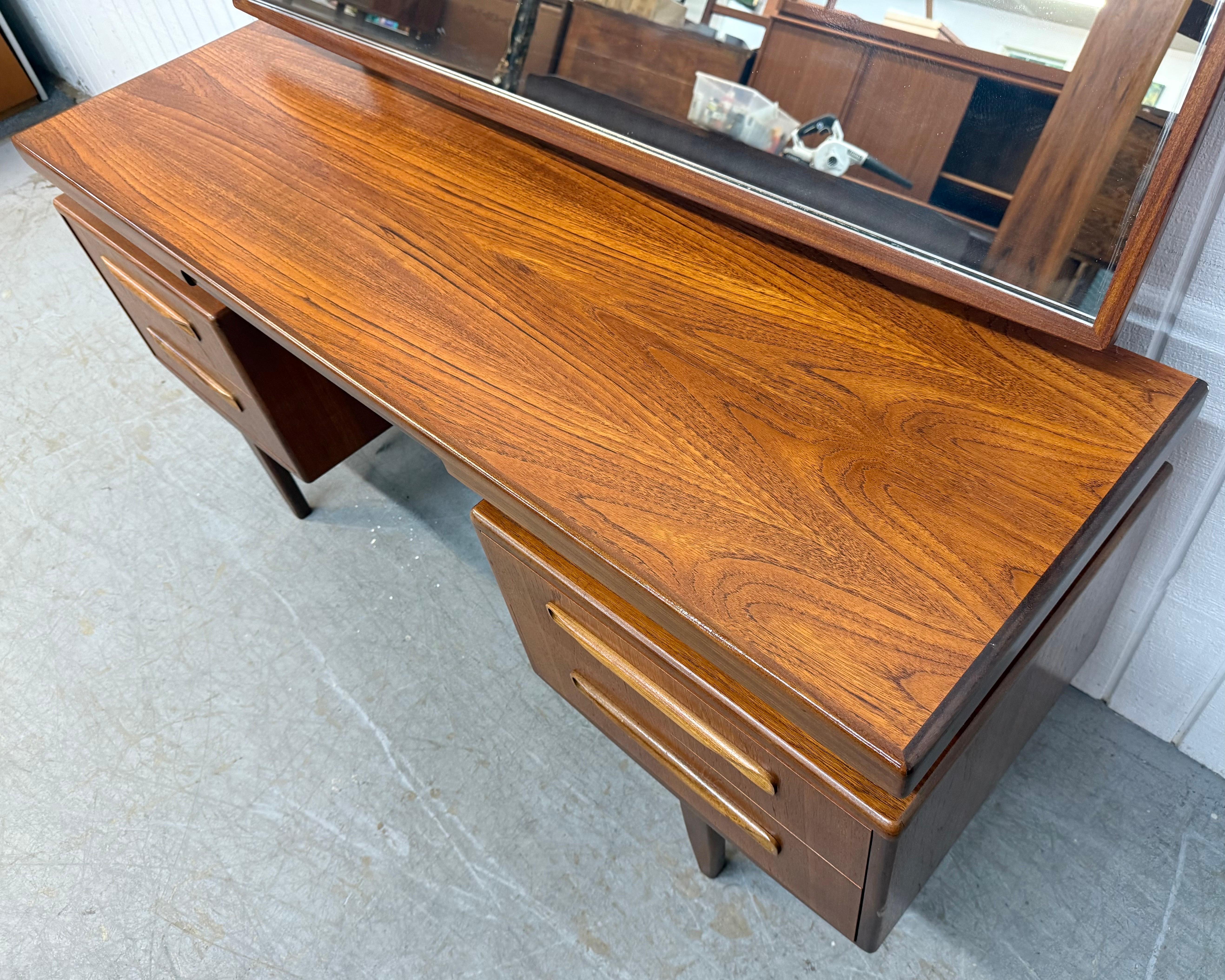 Meuble-lavabo en teck G-Plan de style moderne danois du milieu du siècle Bon état - En vente à Clarksboro, NJ