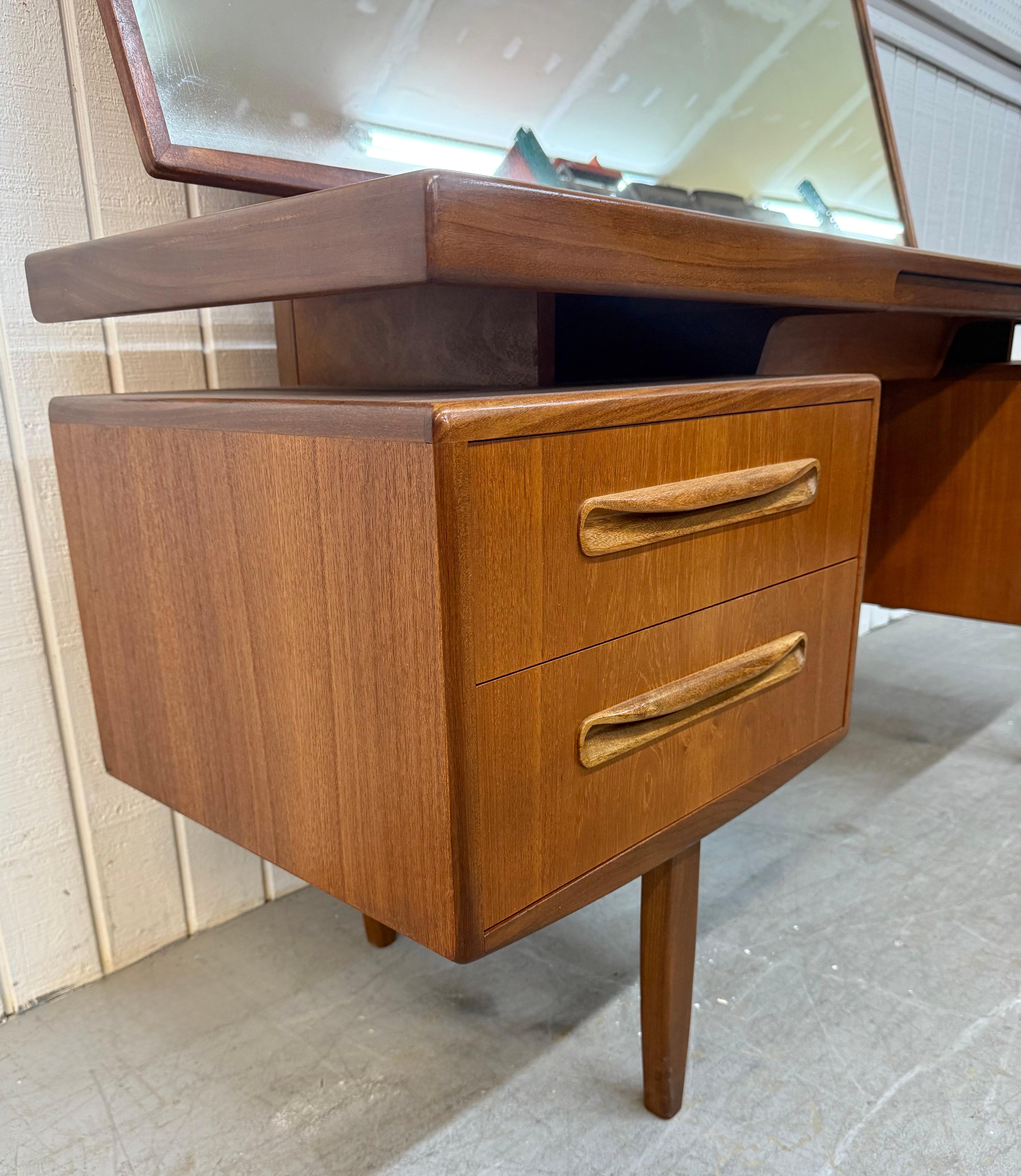 20ième siècle Meuble-lavabo en teck G-Plan de style moderne danois du milieu du siècle en vente