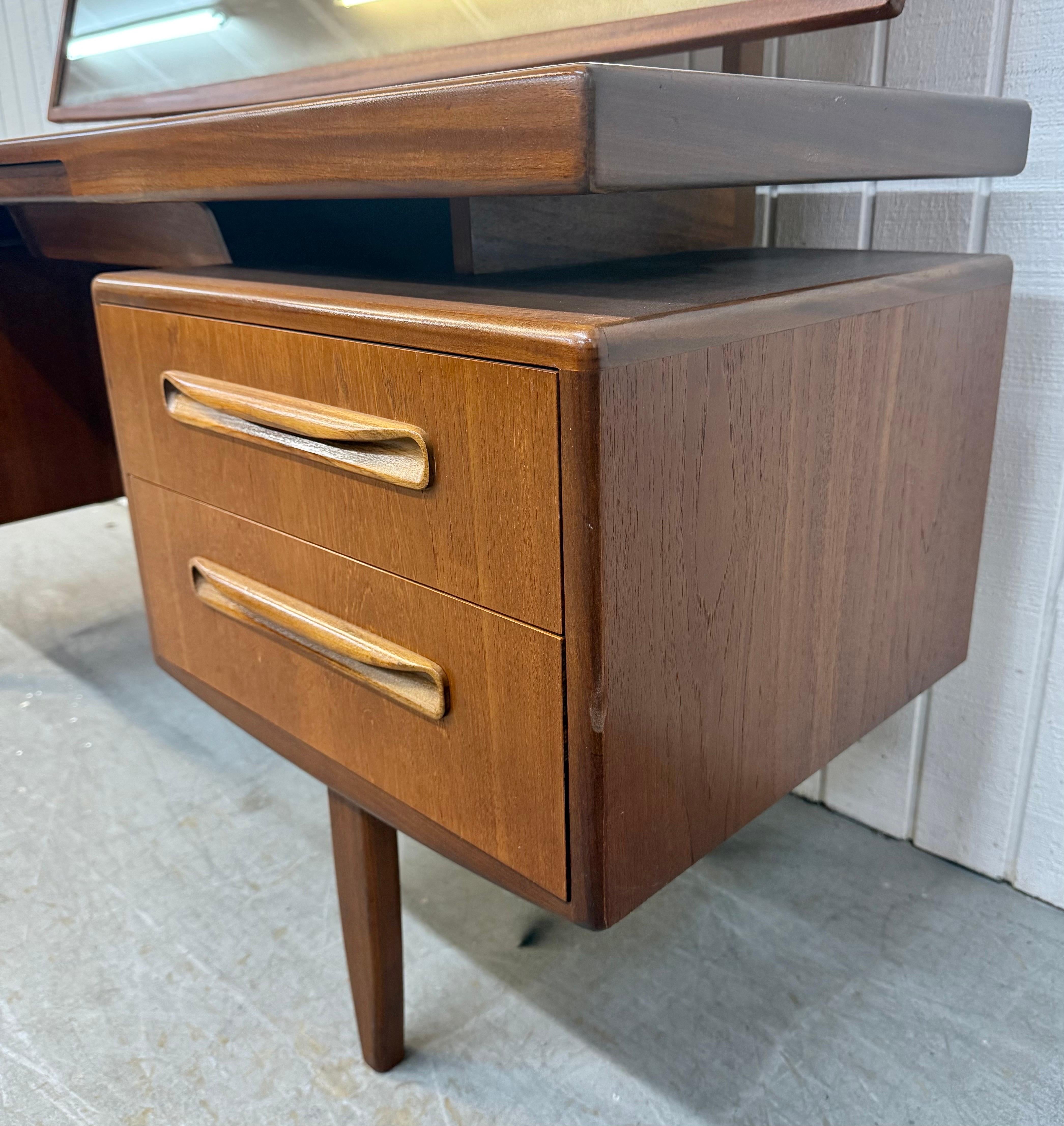 Miroir Meuble-lavabo en teck G-Plan de style moderne danois du milieu du siècle en vente
