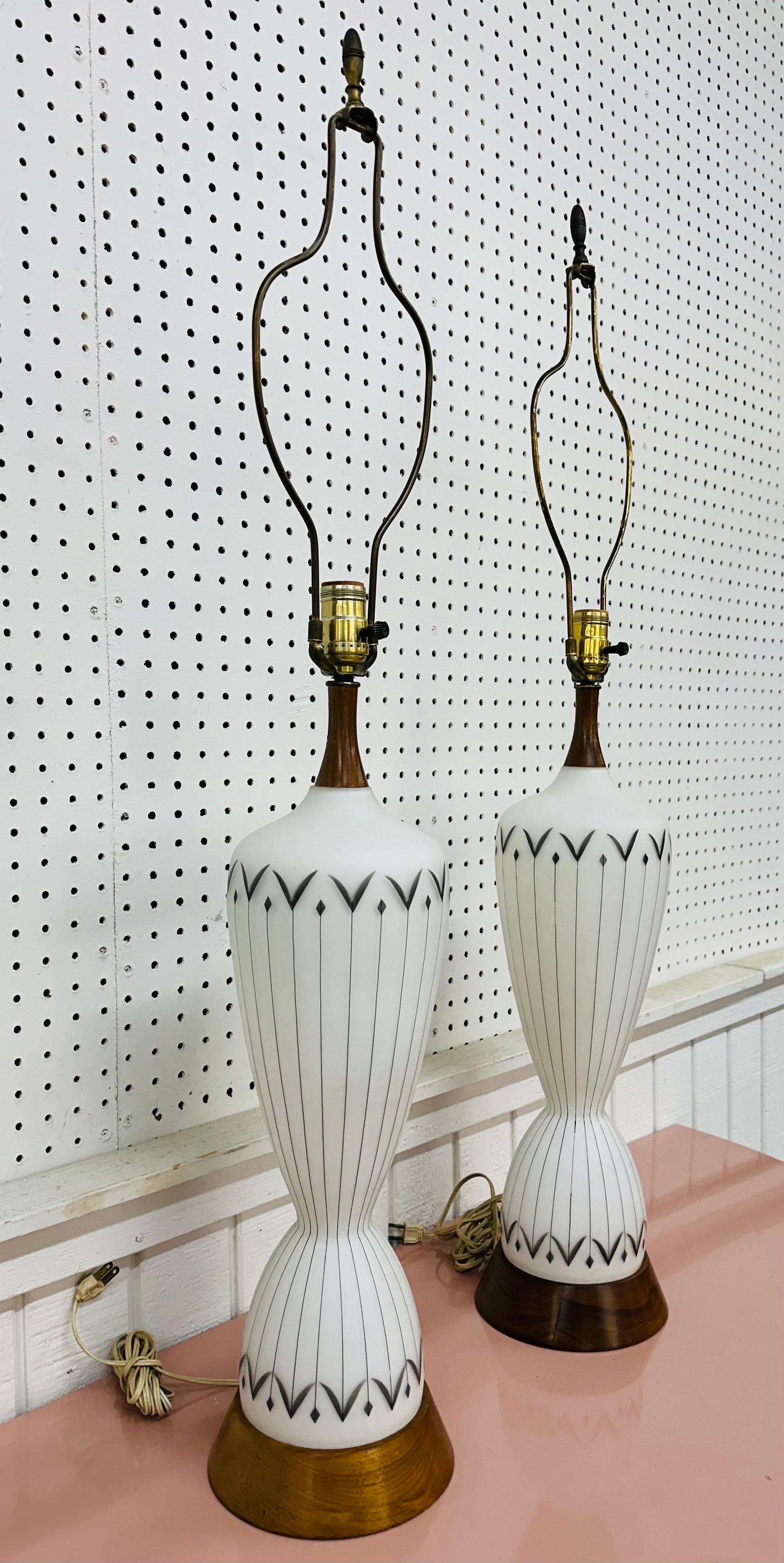Diese Auflistung ist für ein Paar von Mid-Century Danish Modern Glas & Walnuss Tischlampen. Mit gekniffenem Stundenglas, Sockel aus Nussbaumholz, dekorativem Glaskörper und originaler Harfe, Knauf und Kordel. Dies ist eine außergewöhnliche