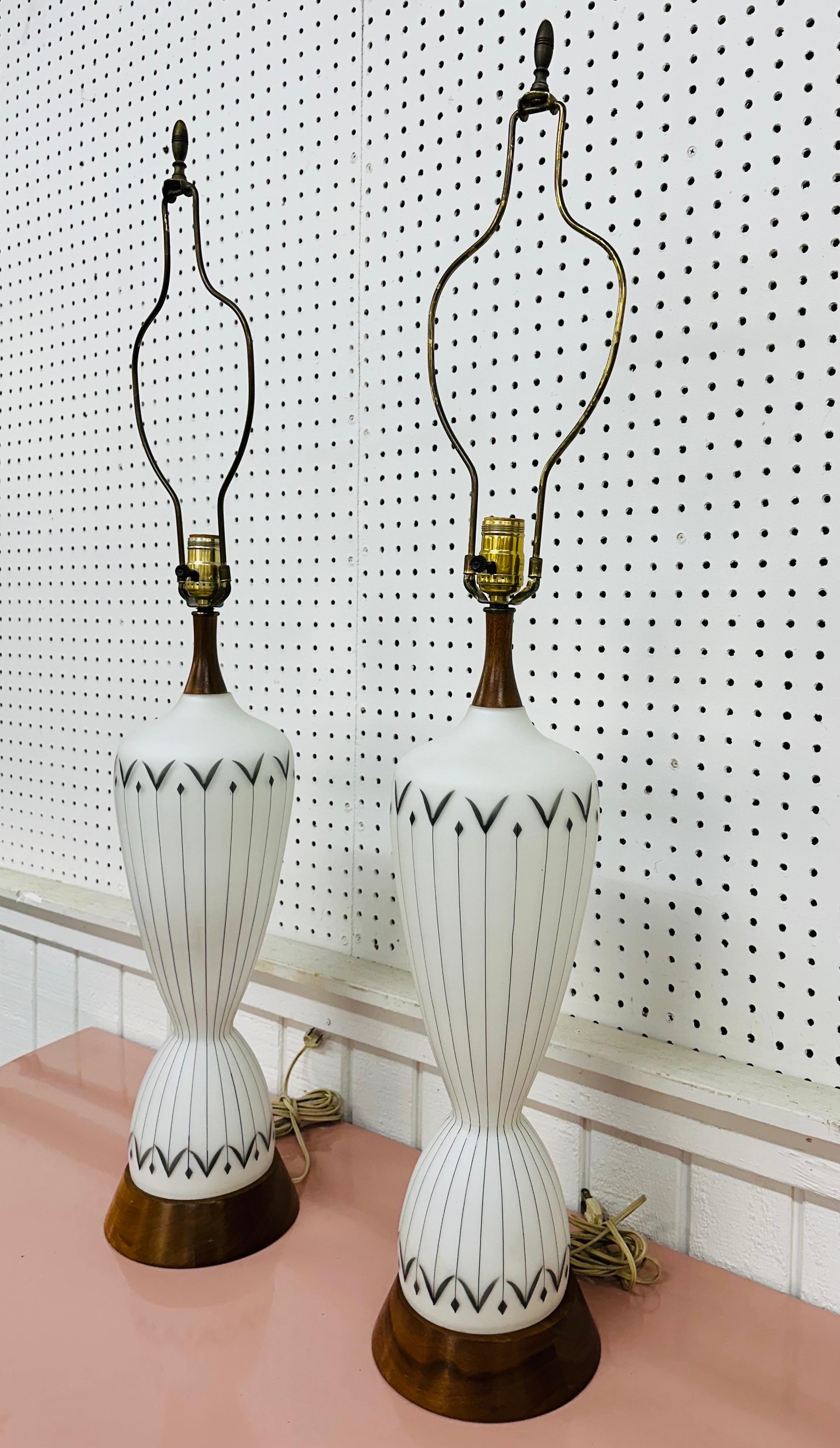 Dänische Modern Glas & Nussbaum Tischlampen - 2er Set, Mitte des Jahrhunderts (Moderne der Mitte des Jahrhunderts) im Angebot
