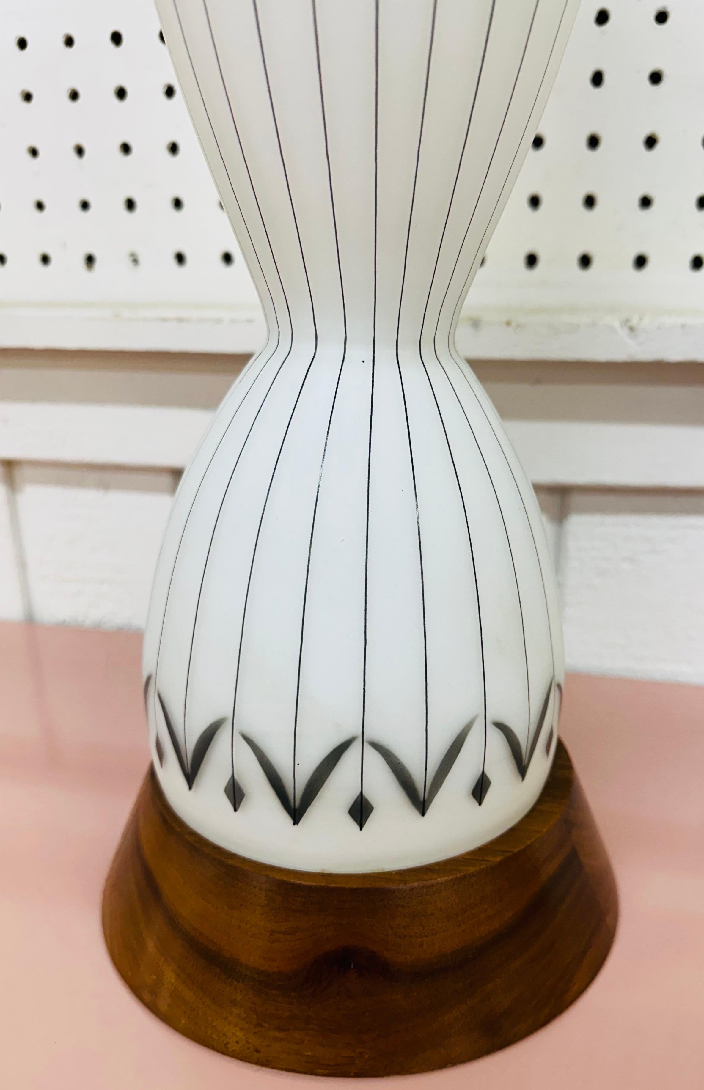 Dänische Modern Glas & Nussbaum Tischlampen - 2er Set, Mitte des Jahrhunderts im Zustand „Gut“ im Angebot in Clarksboro, NJ