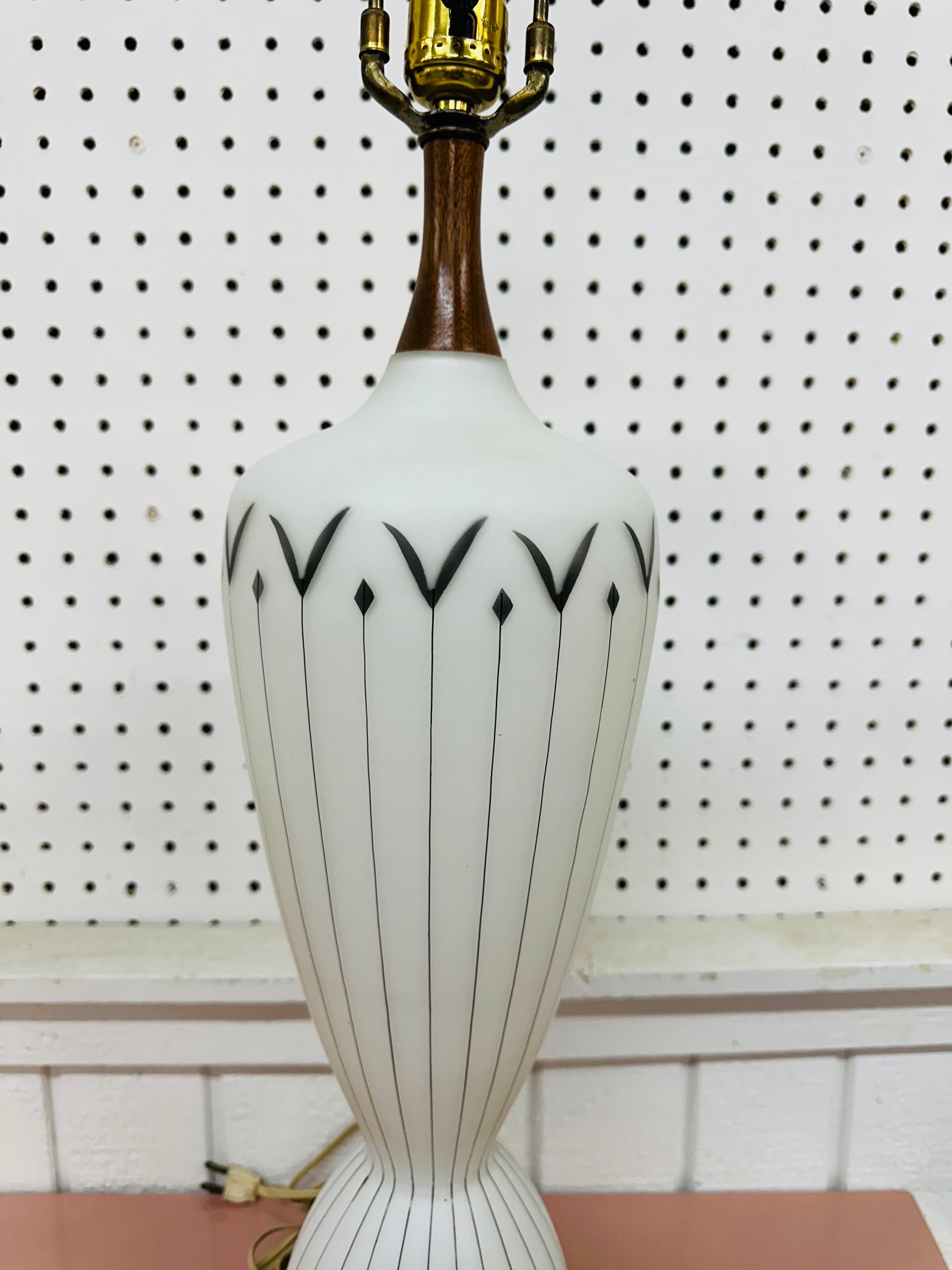 Dänische Modern Glas & Nussbaum Tischlampen - 2er Set, Mitte des Jahrhunderts (20. Jahrhundert) im Angebot