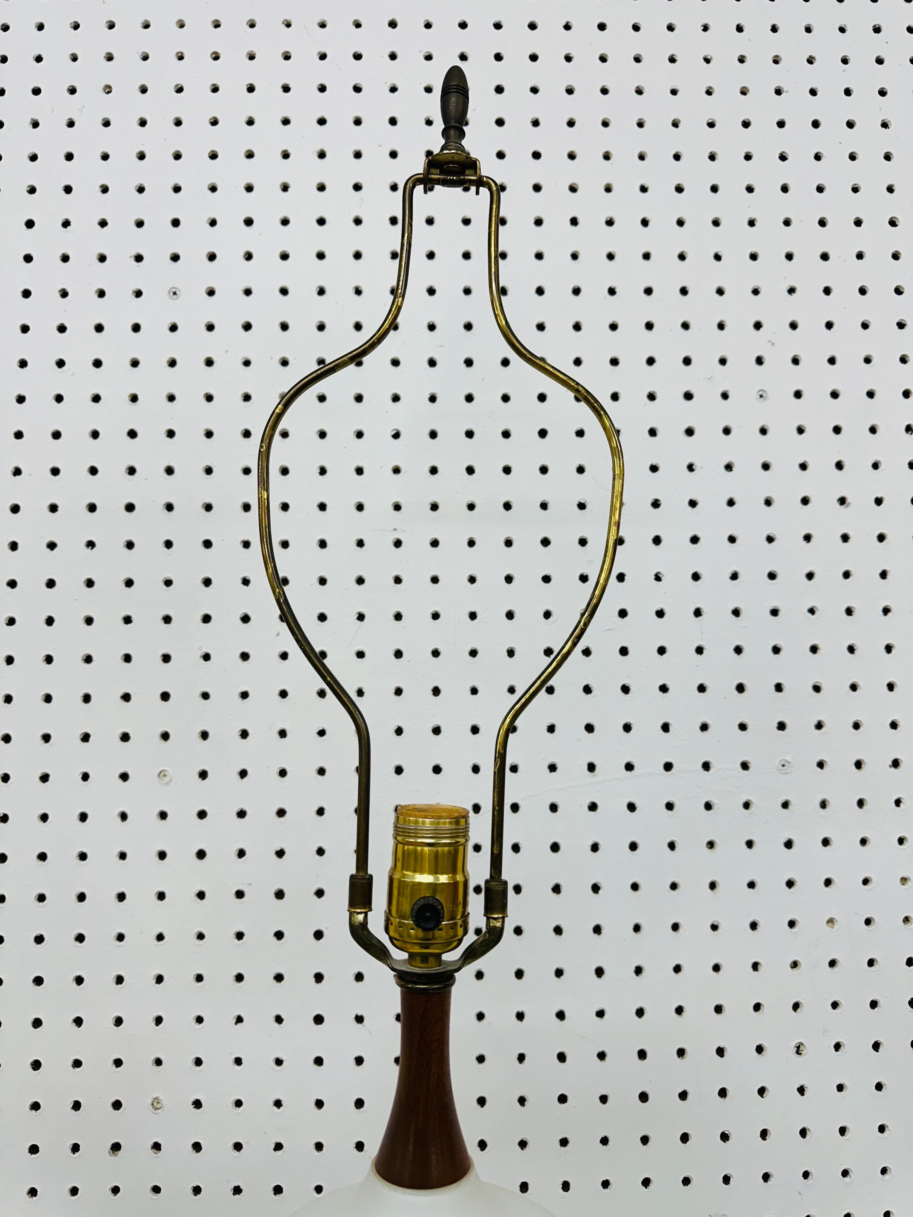 Dänische Modern Glas & Nussbaum Tischlampen - 2er Set, Mitte des Jahrhunderts (Messing) im Angebot
