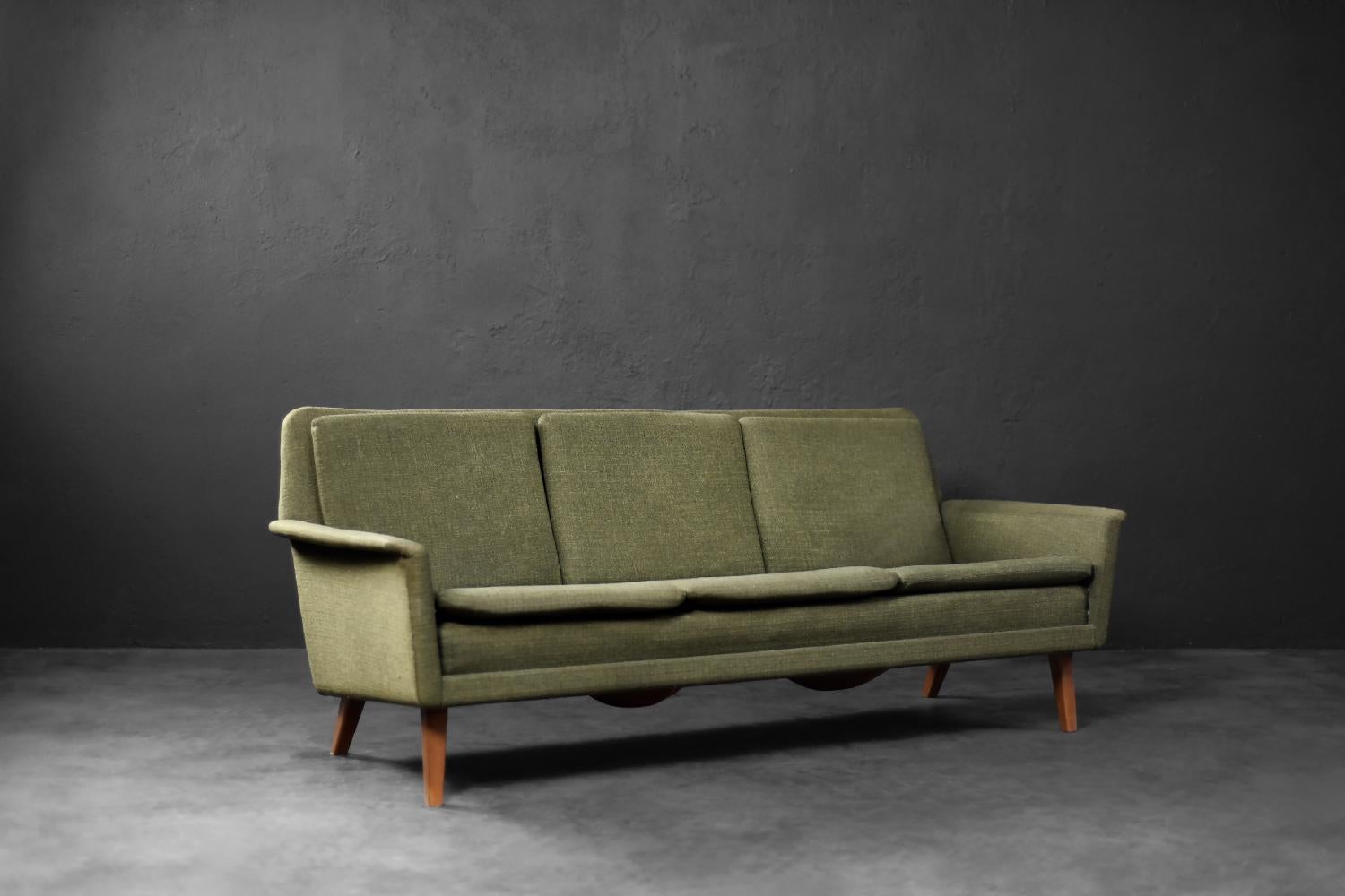 El icono del modernismo escandinavo. Este sofá de tres plazas, modelo 0765, fue diseñado por Folke Ohlsson, uno de los representantes más importantes del diseño sueco del siglo XX, reconocido como un maestro de la combinación armoniosa de elegancia