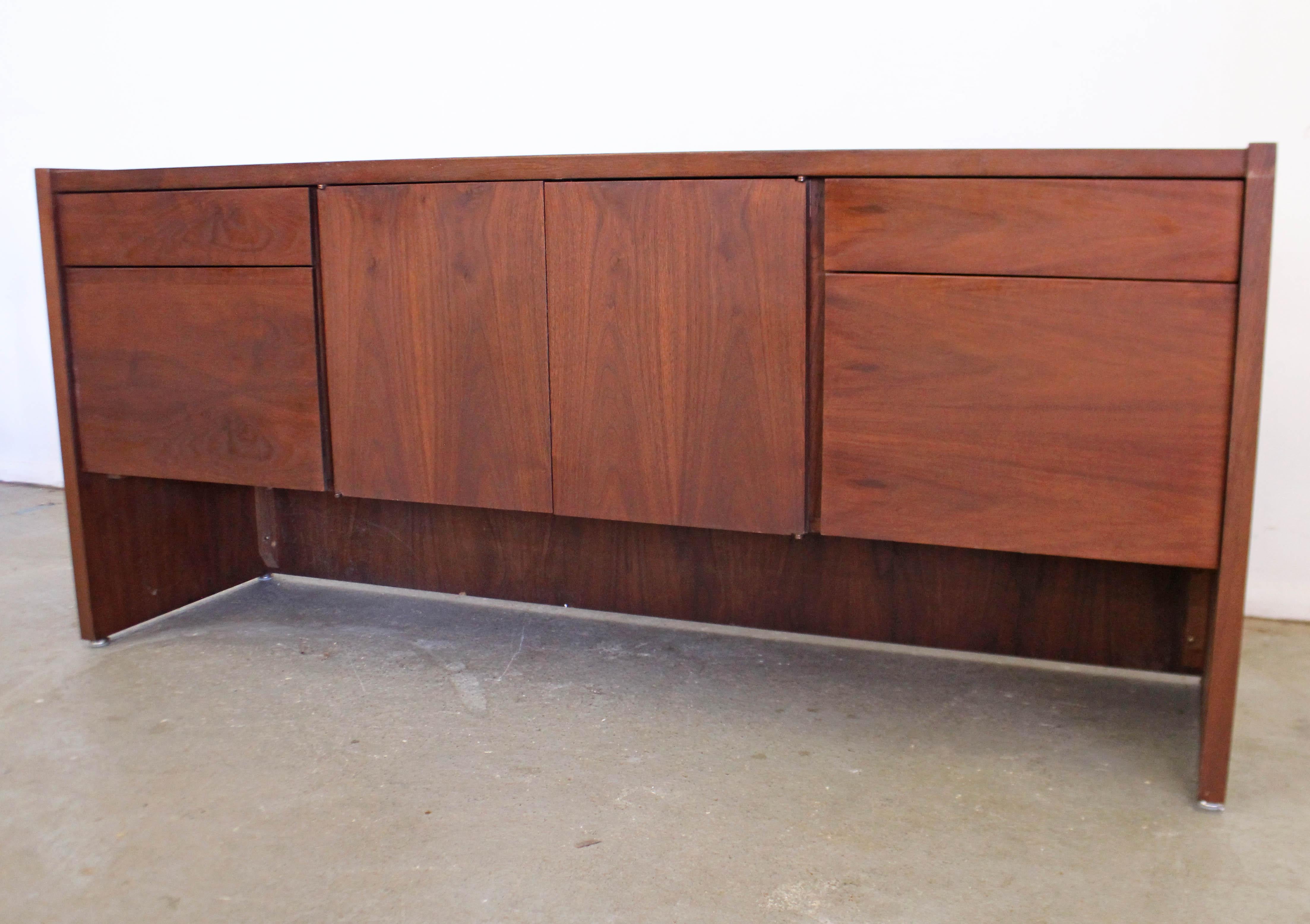 Mid-Century Modern Crédence danoise moderne du milieu du siècle dernier en noyer Gunlocke