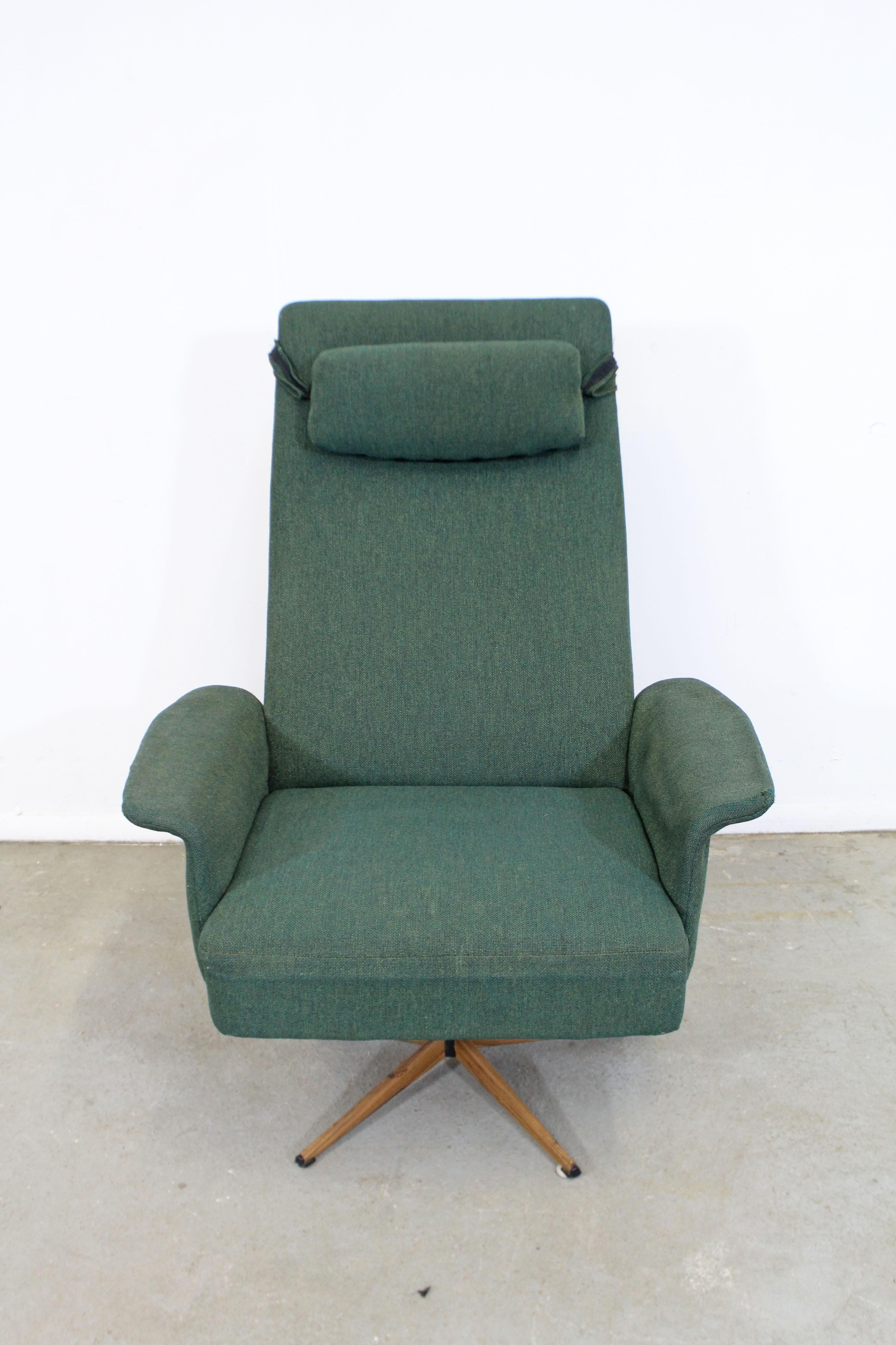 Scandinave moderne Fauteuil de salon à bascule pivotante à haut dossier, de style danois moderne du milieu du siècle dernier
