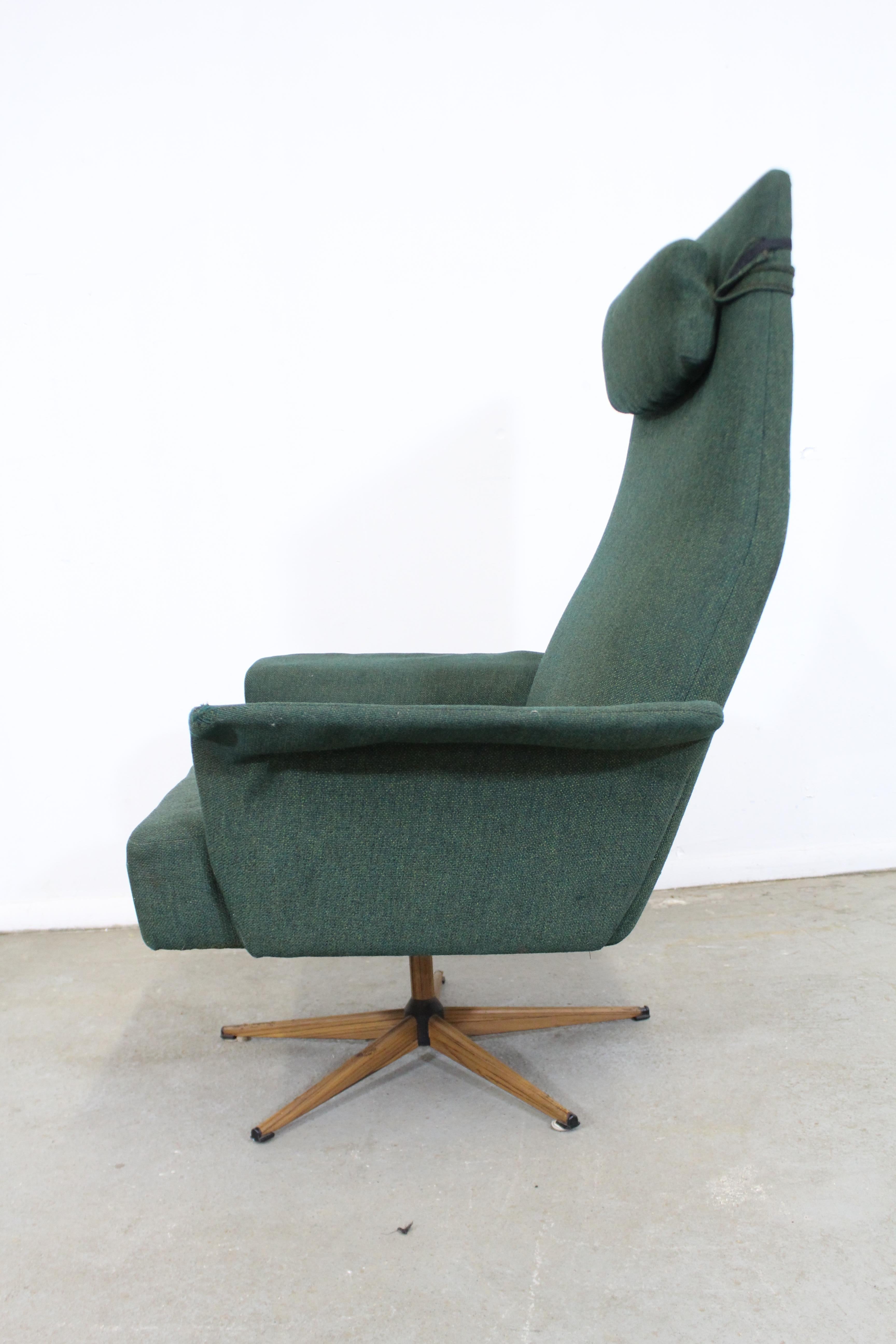 Fauteuil de salon à bascule pivotante à haut dossier, de style danois moderne du milieu du siècle dernier Bon état à Wilmington, DE