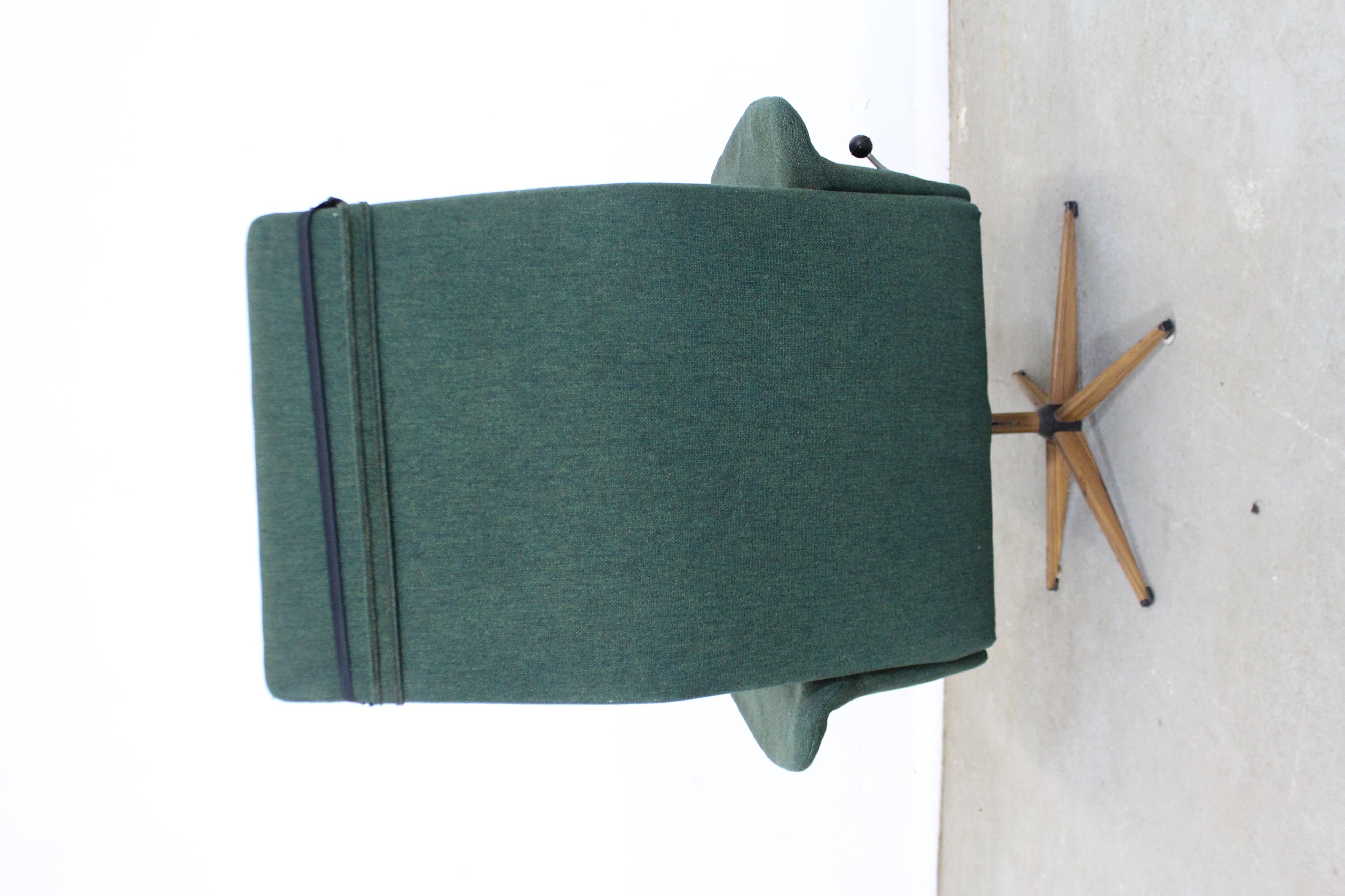 Bois Fauteuil de salon à bascule pivotante à haut dossier, de style danois moderne du milieu du siècle dernier