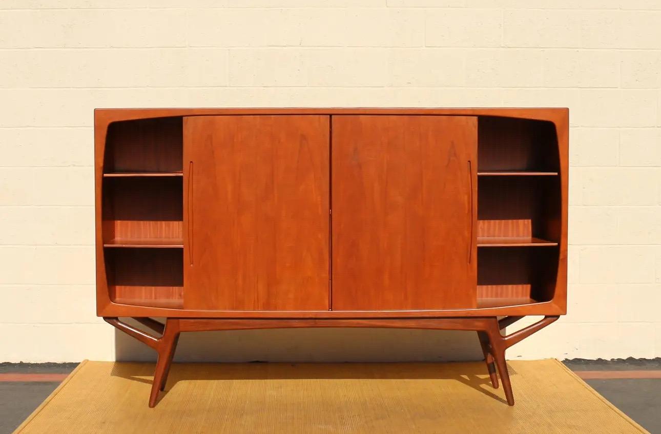 Mid-Century Modern Armoire à cocktail moderne danoise du milieu du siècle dernier par Kurt Ostervig en vente