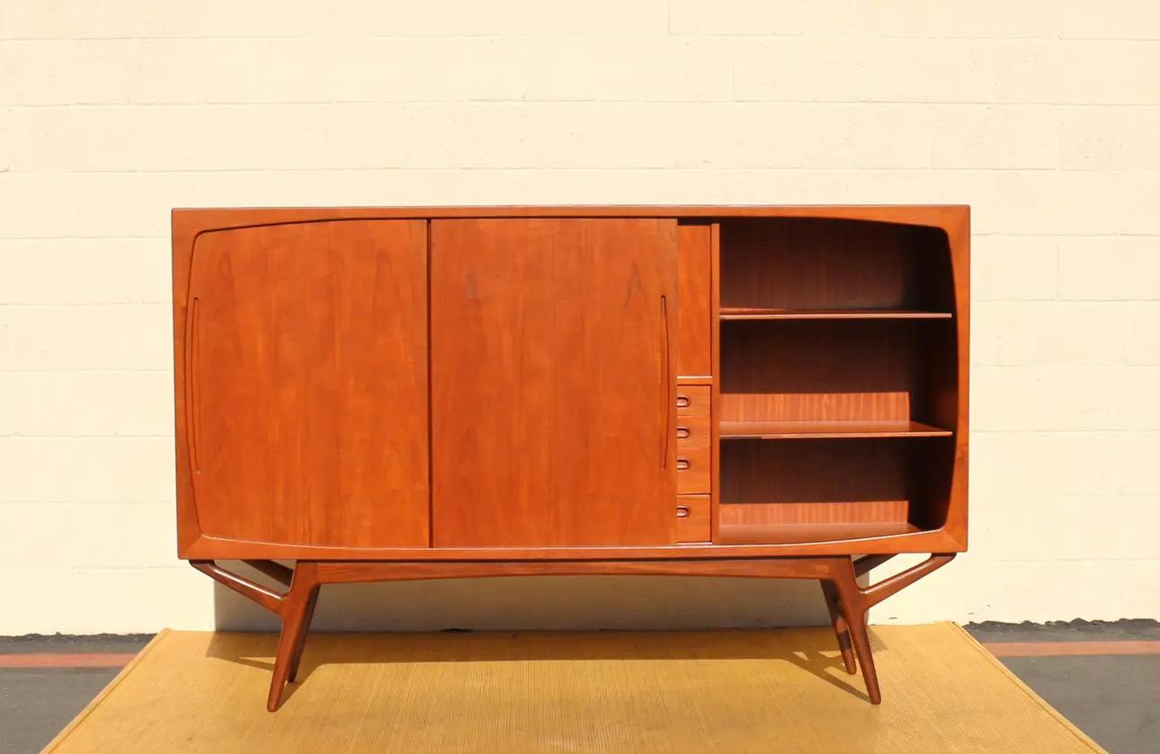 Danois Armoire à cocktail moderne danoise du milieu du siècle dernier par Kurt Ostervig en vente