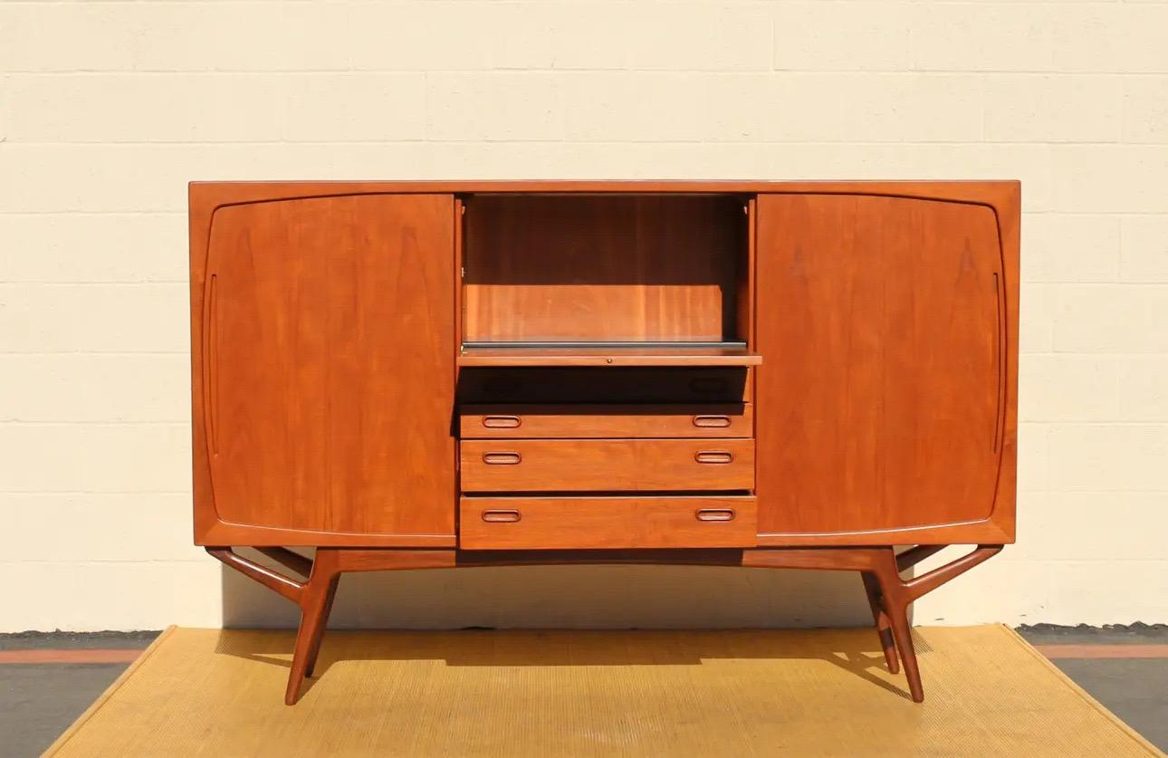 Armoire à cocktail moderne danoise du milieu du siècle dernier par Kurt Ostervig Bon état - En vente à North Hollywood, CA