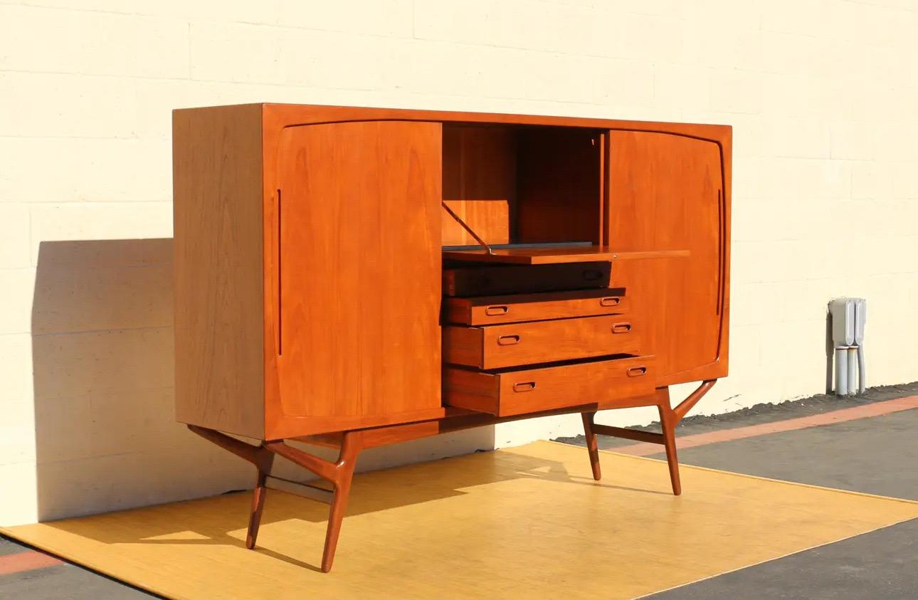 Milieu du XXe siècle Armoire à cocktail moderne danoise du milieu du siècle dernier par Kurt Ostervig en vente
