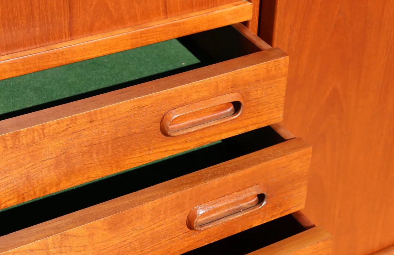 Teck Armoire à cocktail moderne danoise du milieu du siècle dernier par Kurt Ostervig en vente