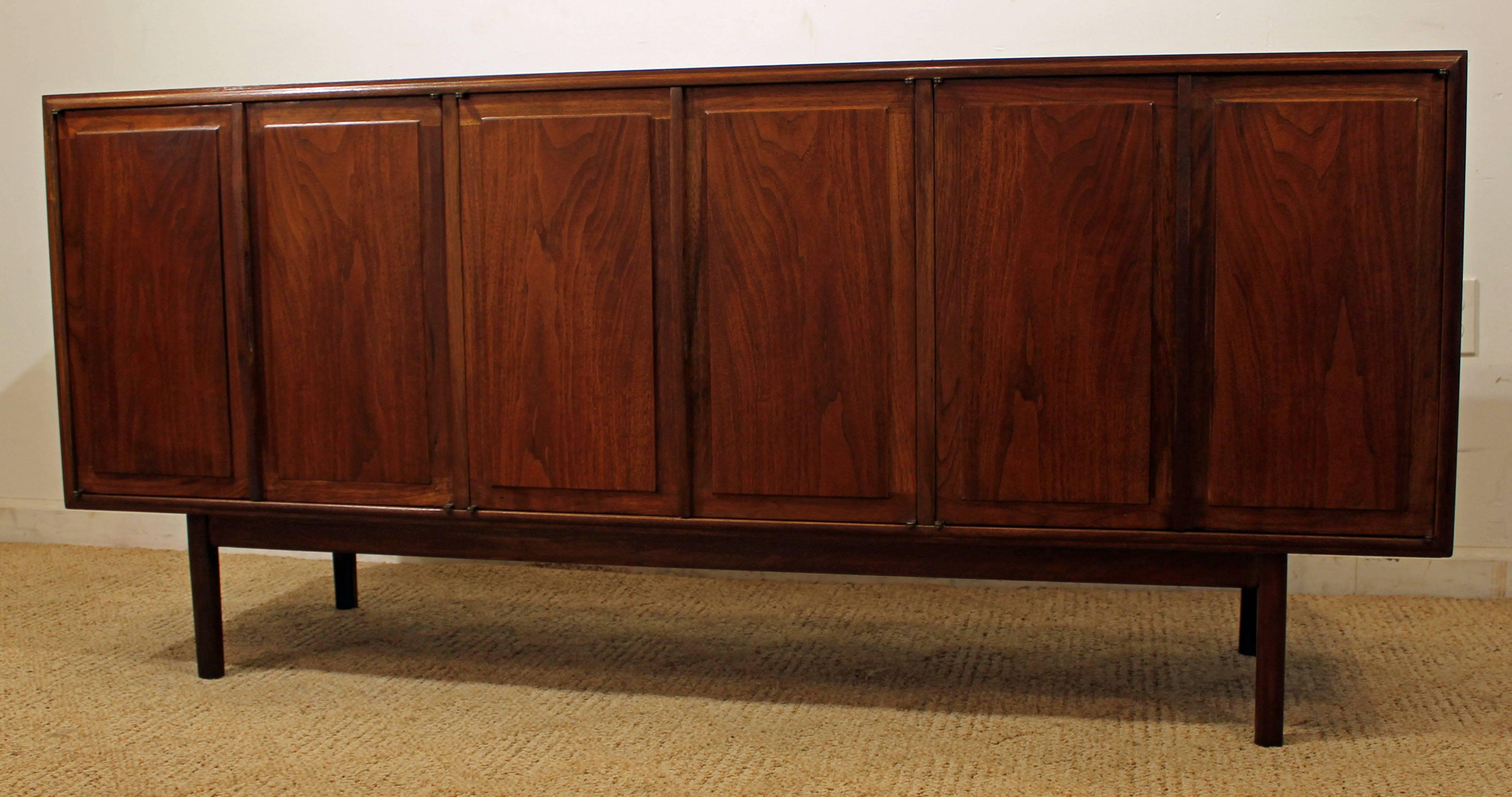 Offered is a Mid-Century Modern walnut credenza designed by Jack Cartwright for Founders. It is walnut, offering ample room for storage, with 6 doors, 3 drawers, and shelving. It has been refinished.


Dimension:
67