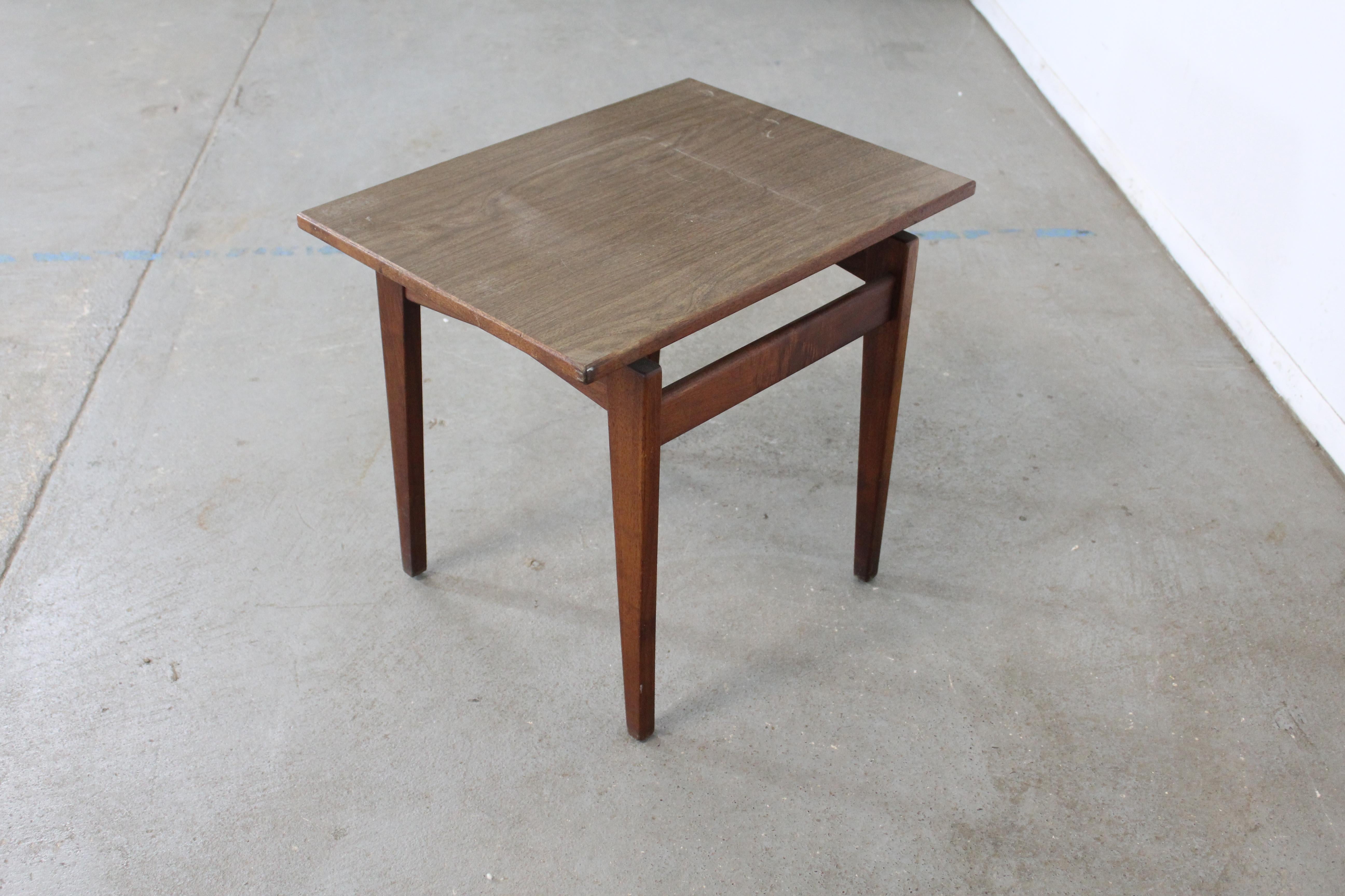 Mid-Century Danish Modern Jens Risom Walnut End/Side Table In Good Condition In Wilmington, DE