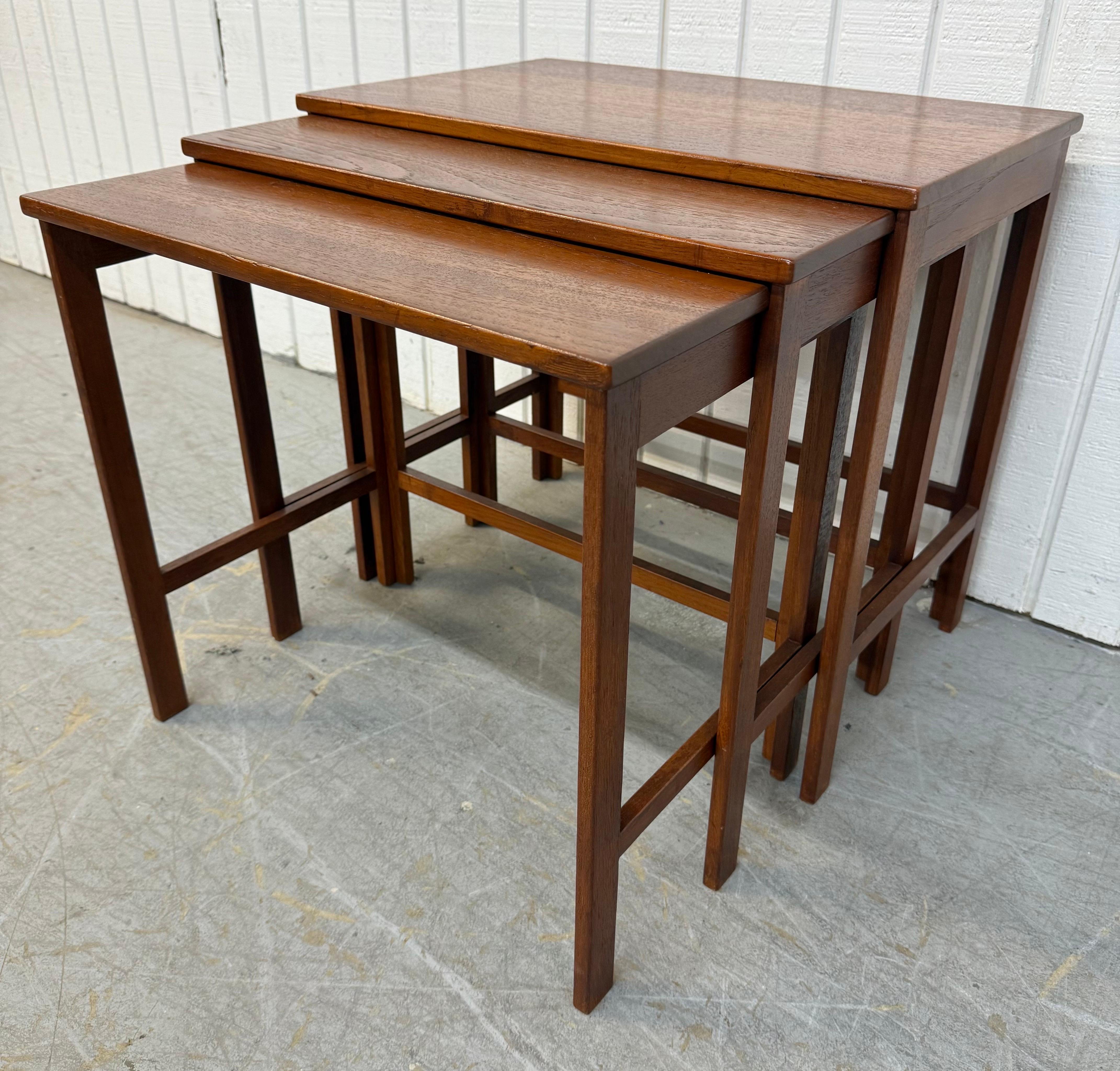Mid-Century Modern Tables gigognes en teck de style moderne danois du milieu du siècle, John Stuart - Set 3 en vente