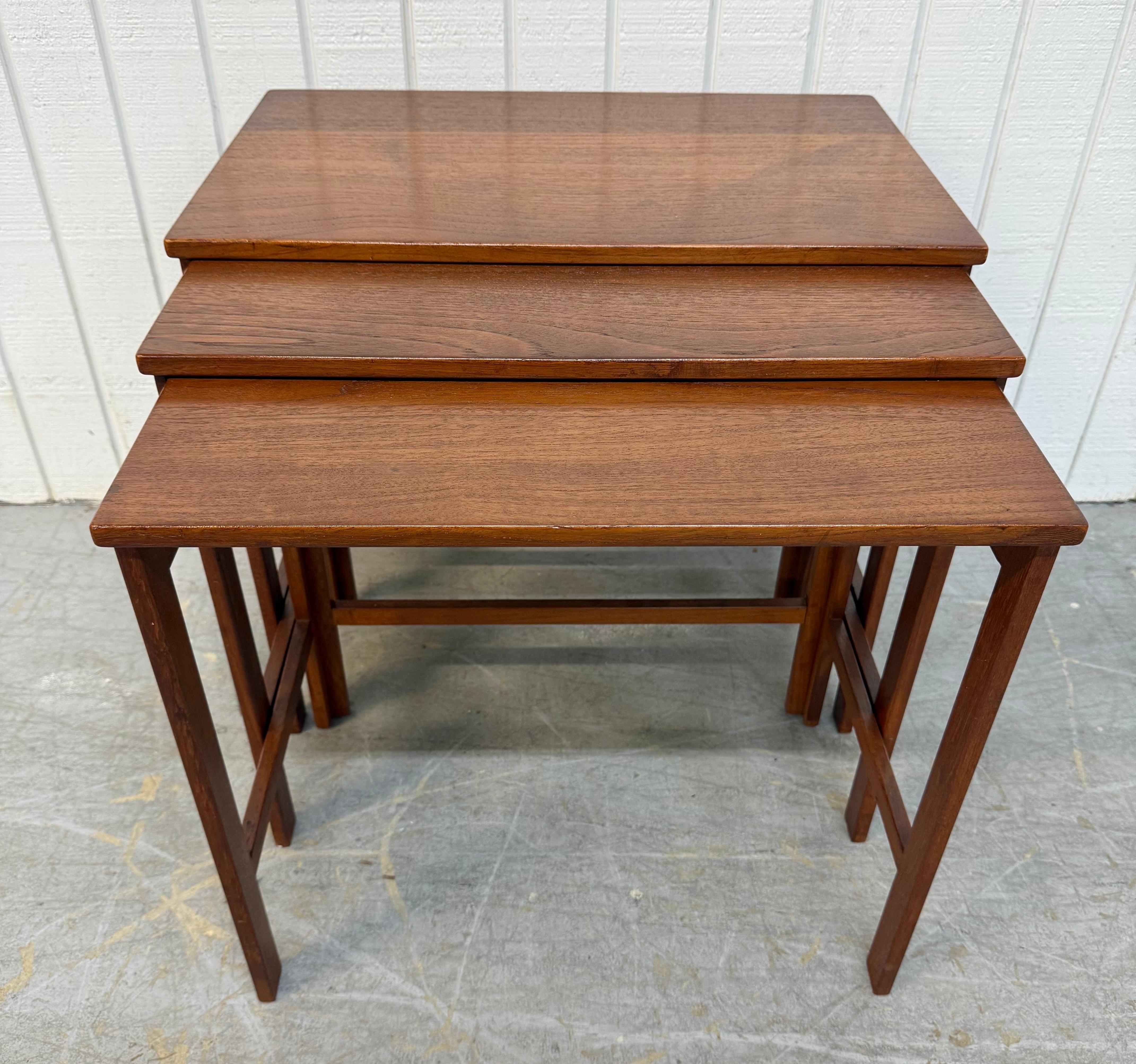 Danois Tables gigognes en teck de style moderne danois du milieu du siècle, John Stuart - Set 3 en vente