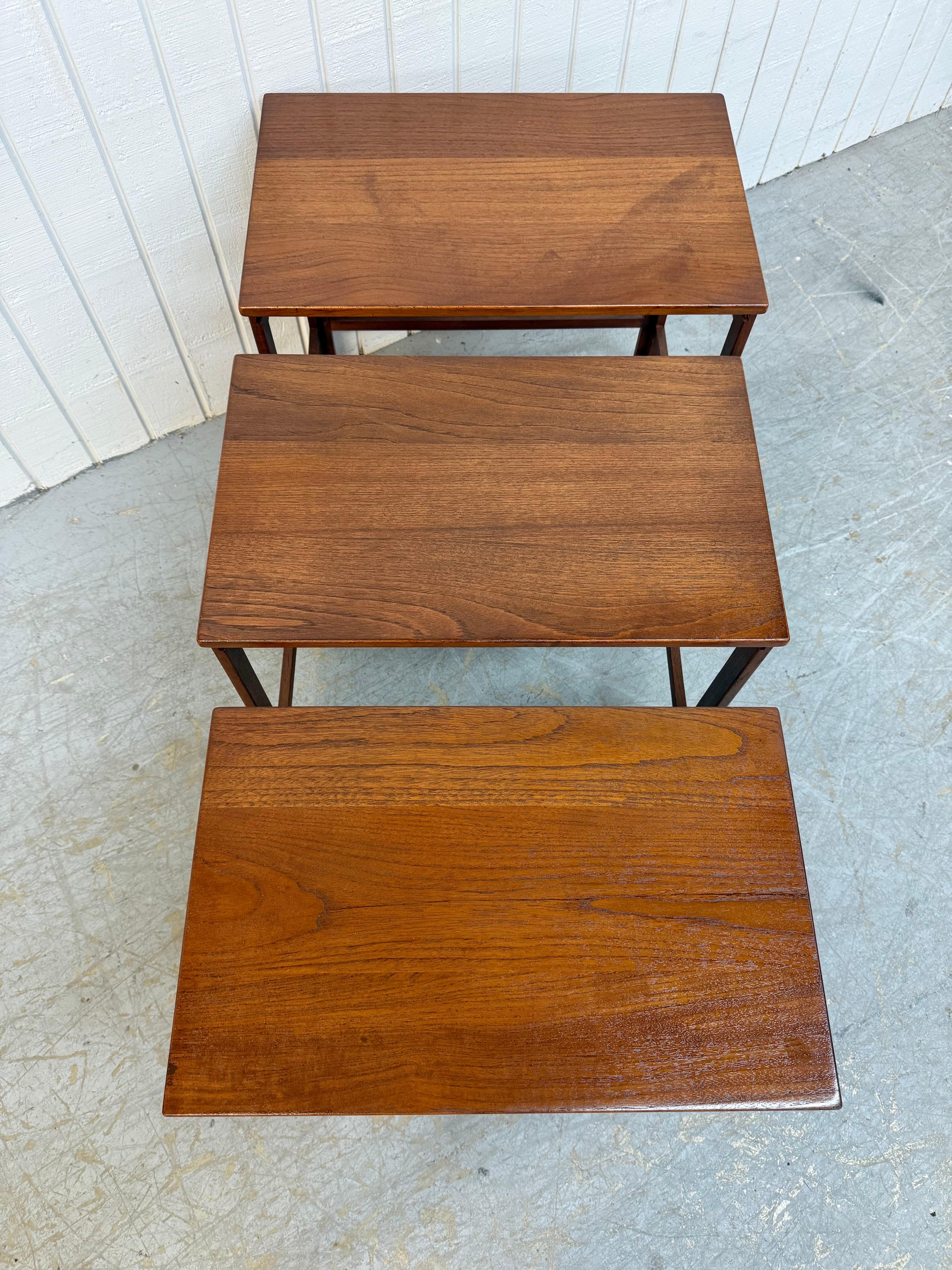 Tables gigognes en teck de style moderne danois du milieu du siècle, John Stuart - Set 3 Bon état - En vente à Clarksboro, NJ