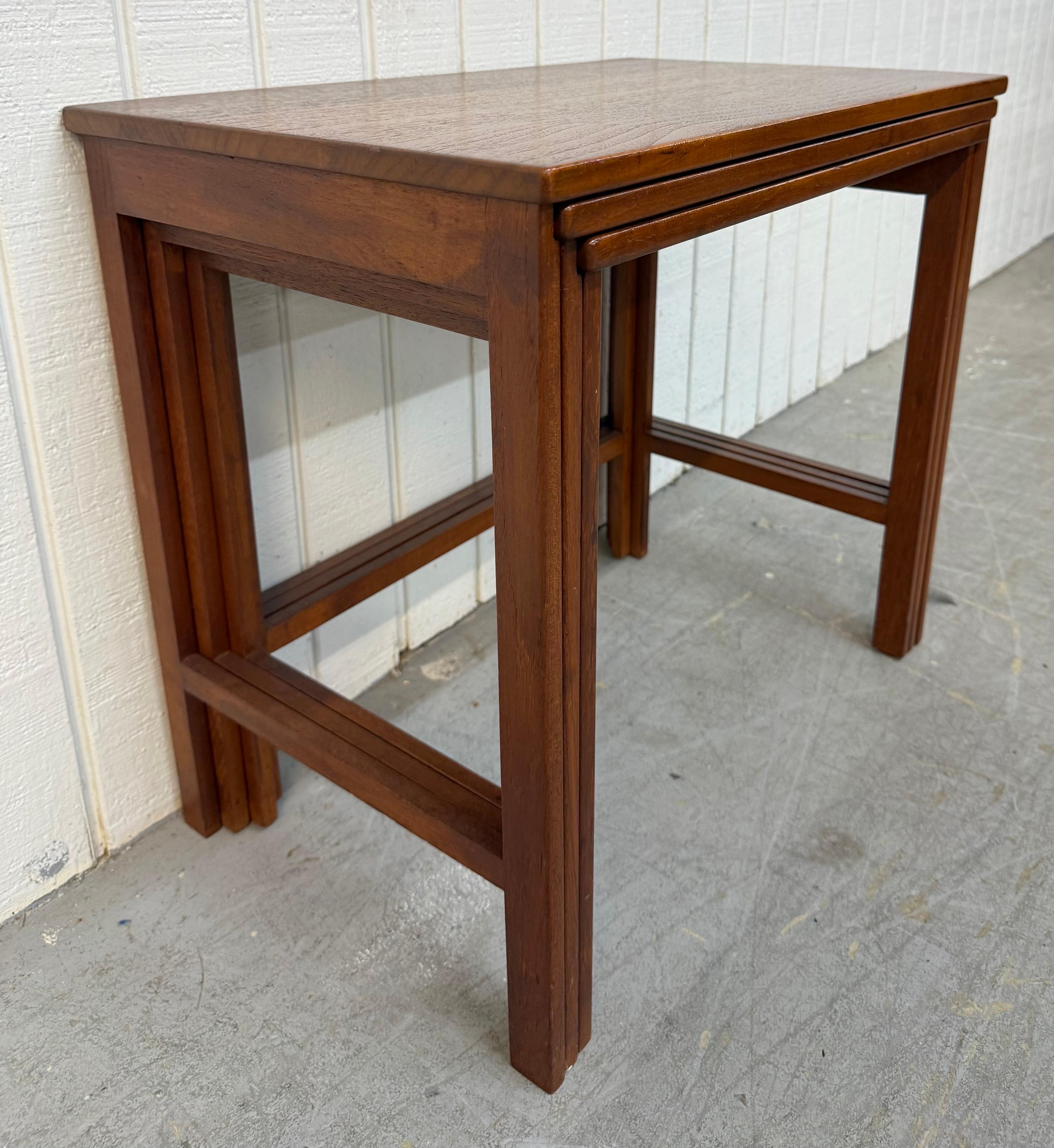 Milieu du XXe siècle Tables gigognes en teck de style moderne danois du milieu du siècle, John Stuart - Set 3 en vente