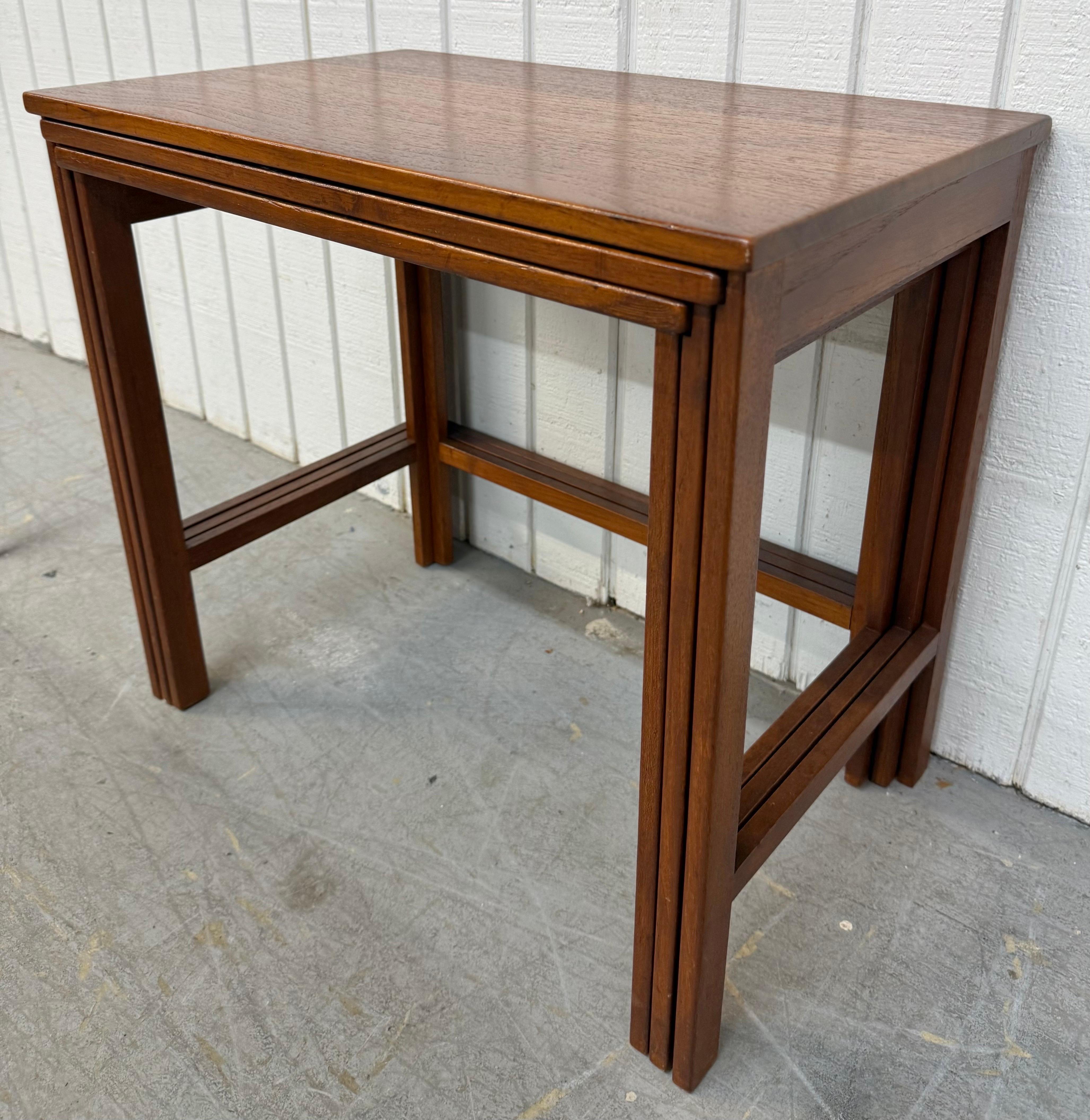 Bois Tables gigognes en teck de style moderne danois du milieu du siècle, John Stuart - Set 3 en vente
