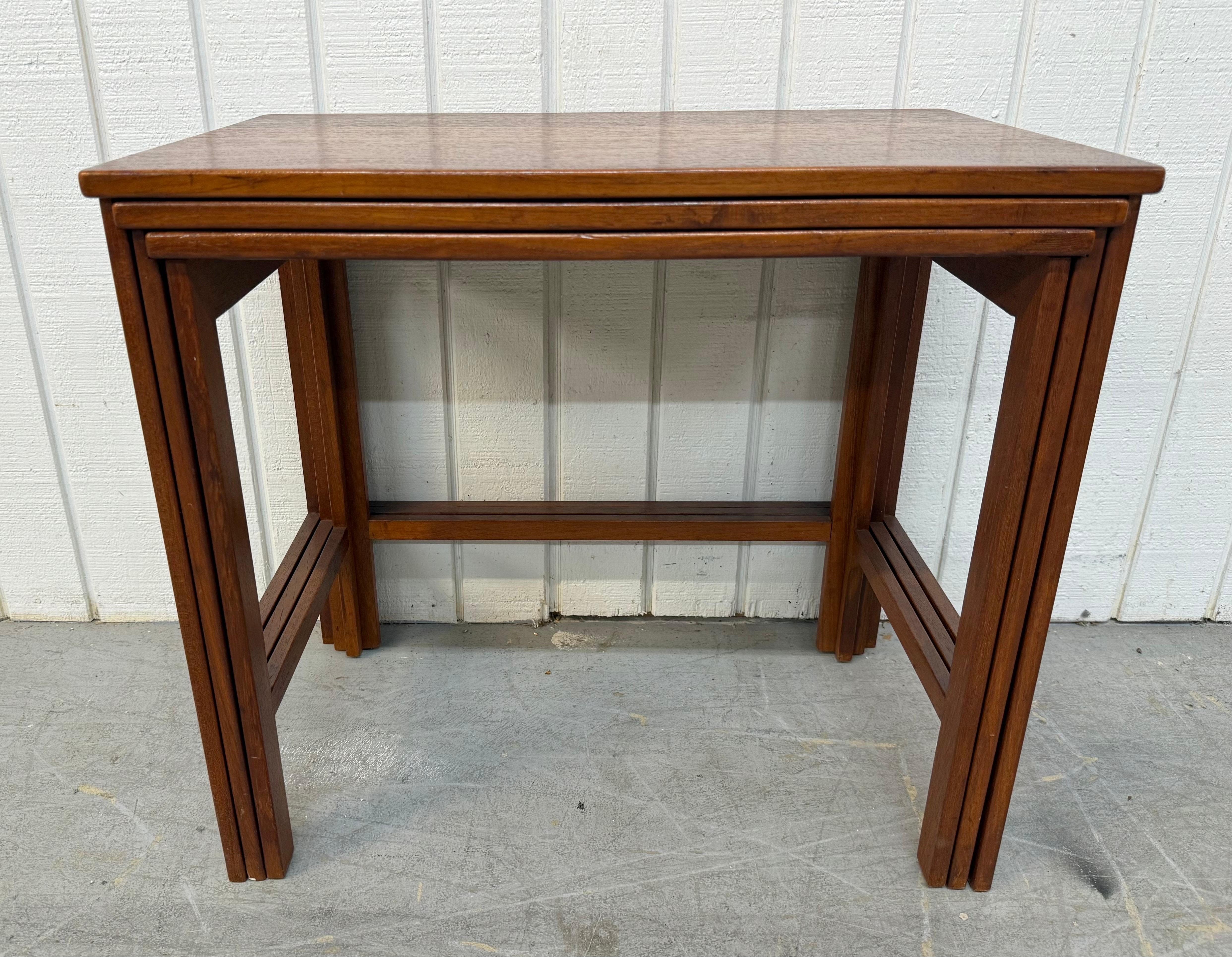 Tables gigognes en teck de style moderne danois du milieu du siècle, John Stuart - Set 3 en vente 2