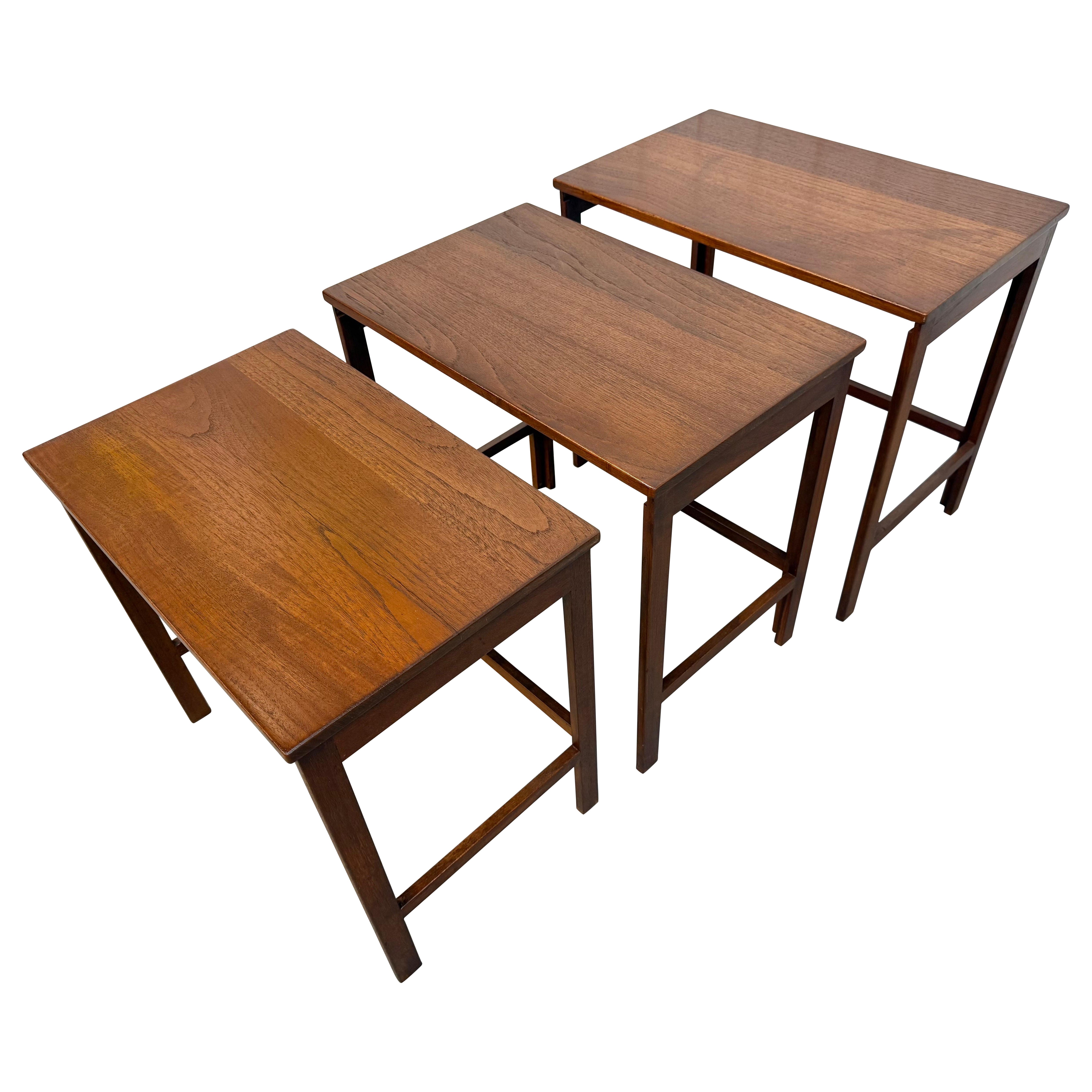 Tables gigognes en teck de style moderne danois du milieu du siècle, John Stuart - Set 3 en vente