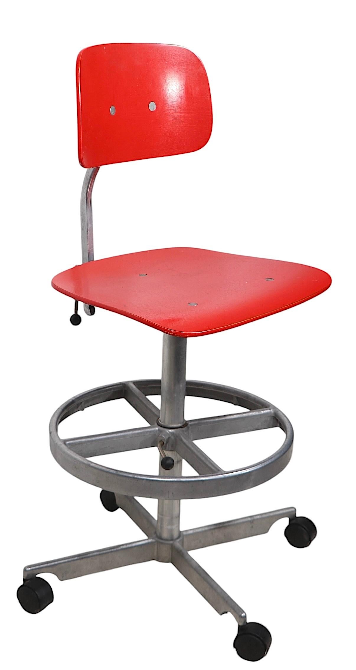 Taburete de diseño danés de mediados del siglo XX, diseñado por Jorgen Rasmussen para Kevi, hacia 1960/70.
El taburete tiene soportes de asiento y respaldo de madera contrachapada moldeada, en acabado de pintura roja original, un brazo cromado