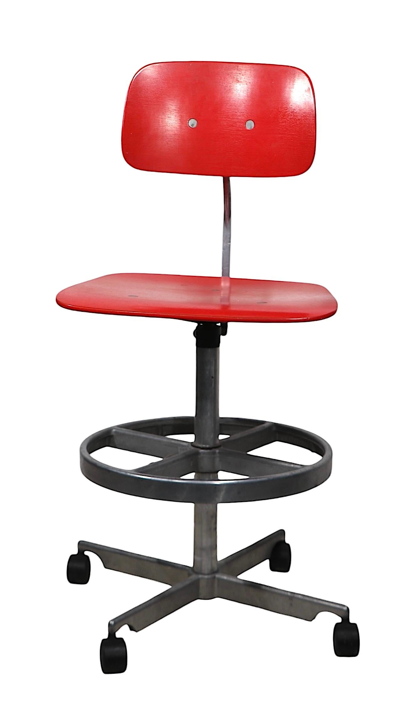 Taburete de redacción Kevi, moderno danés de mediados de siglo, de Jorgen Rasmussen c 1960/70 en venta 3