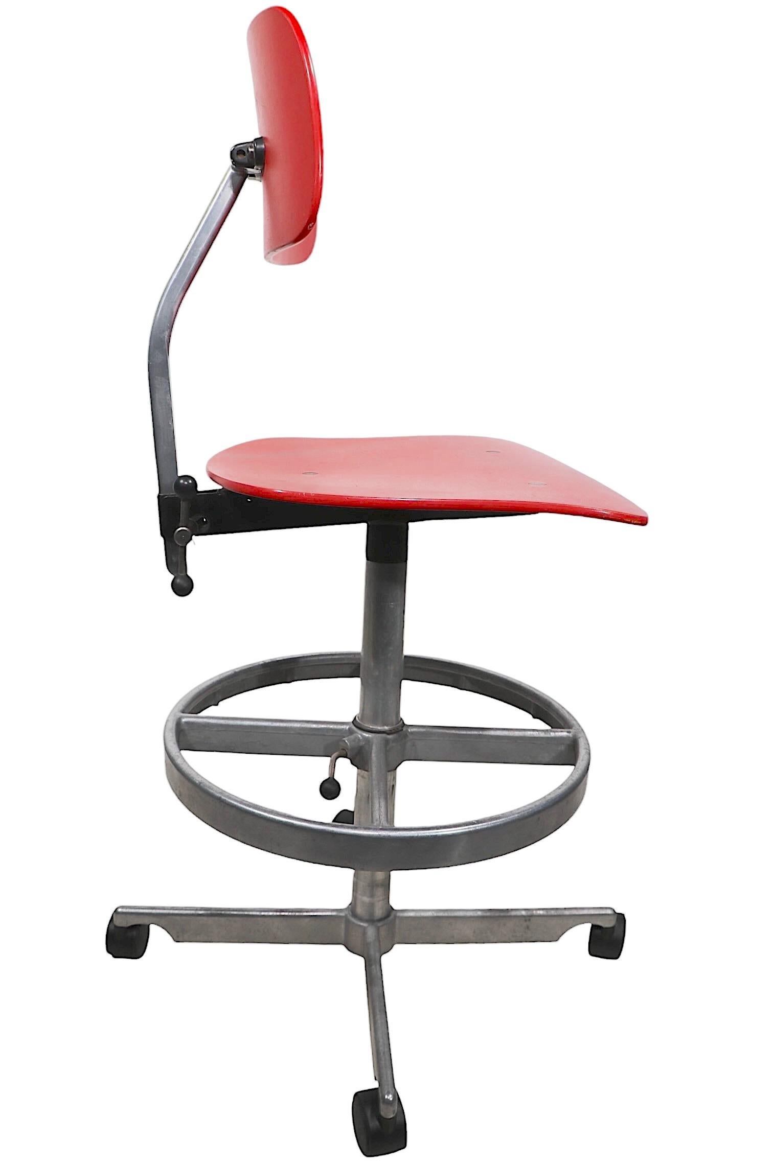 Taburete de redacción Kevi, moderno danés de mediados de siglo, de Jorgen Rasmussen c 1960/70 en venta 4