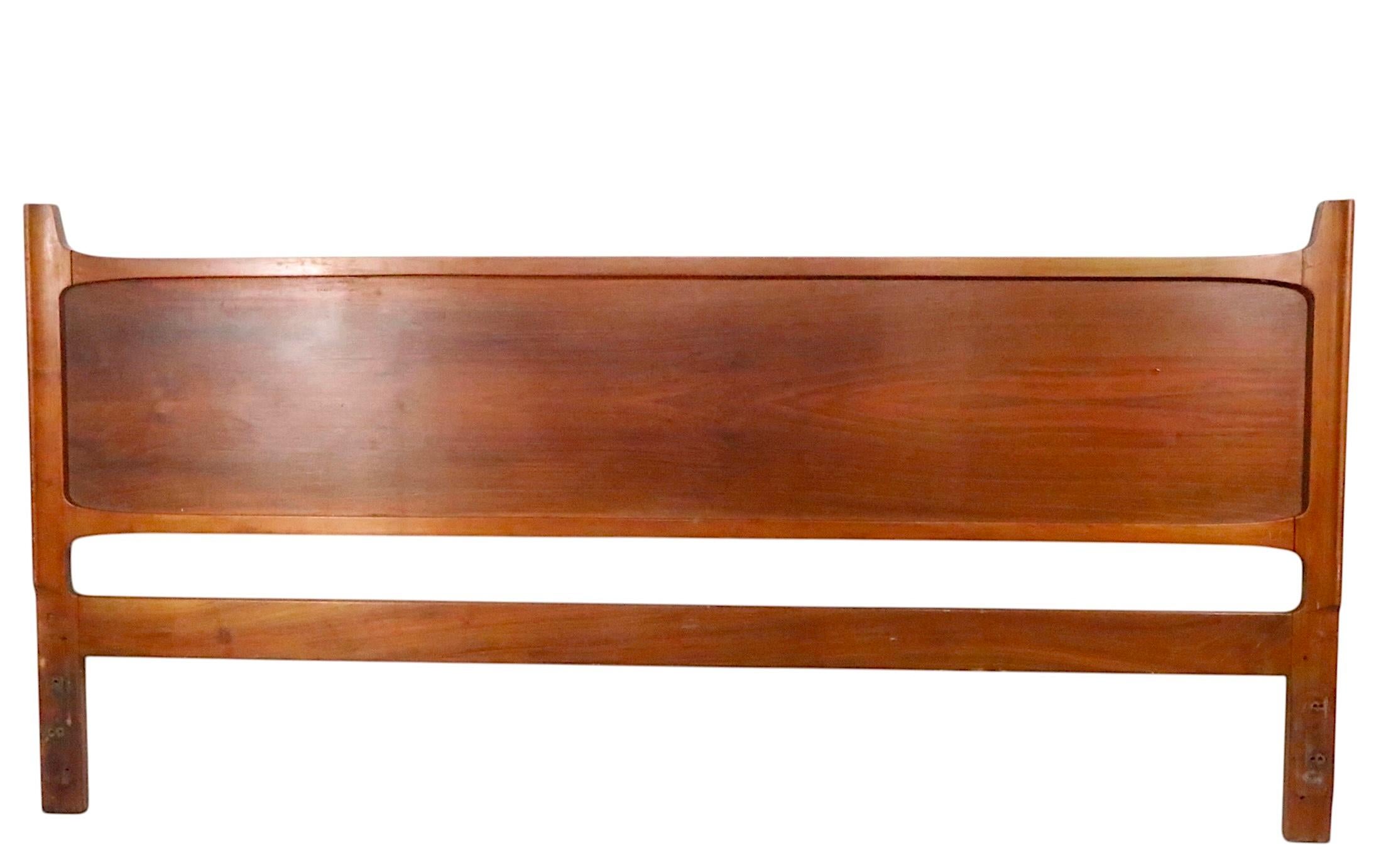 Außergewöhnliches, seltenes Kingsize-Kopfteil, entworfen von Jorgen Clausen für Brande Mobelfabrick, hergestellt in Dänemark ca. 1950/60er Jahre. Das Bett hat ein breites, schmuckloses Kopfteil aus Teakholz, das auf skulpturalen Beinen steht. Die