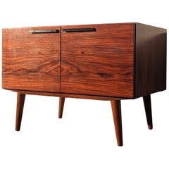 Dänischer moderner Kofod Larsen-Schrank aus Rosenholz, Mitte des Jahrhunderts