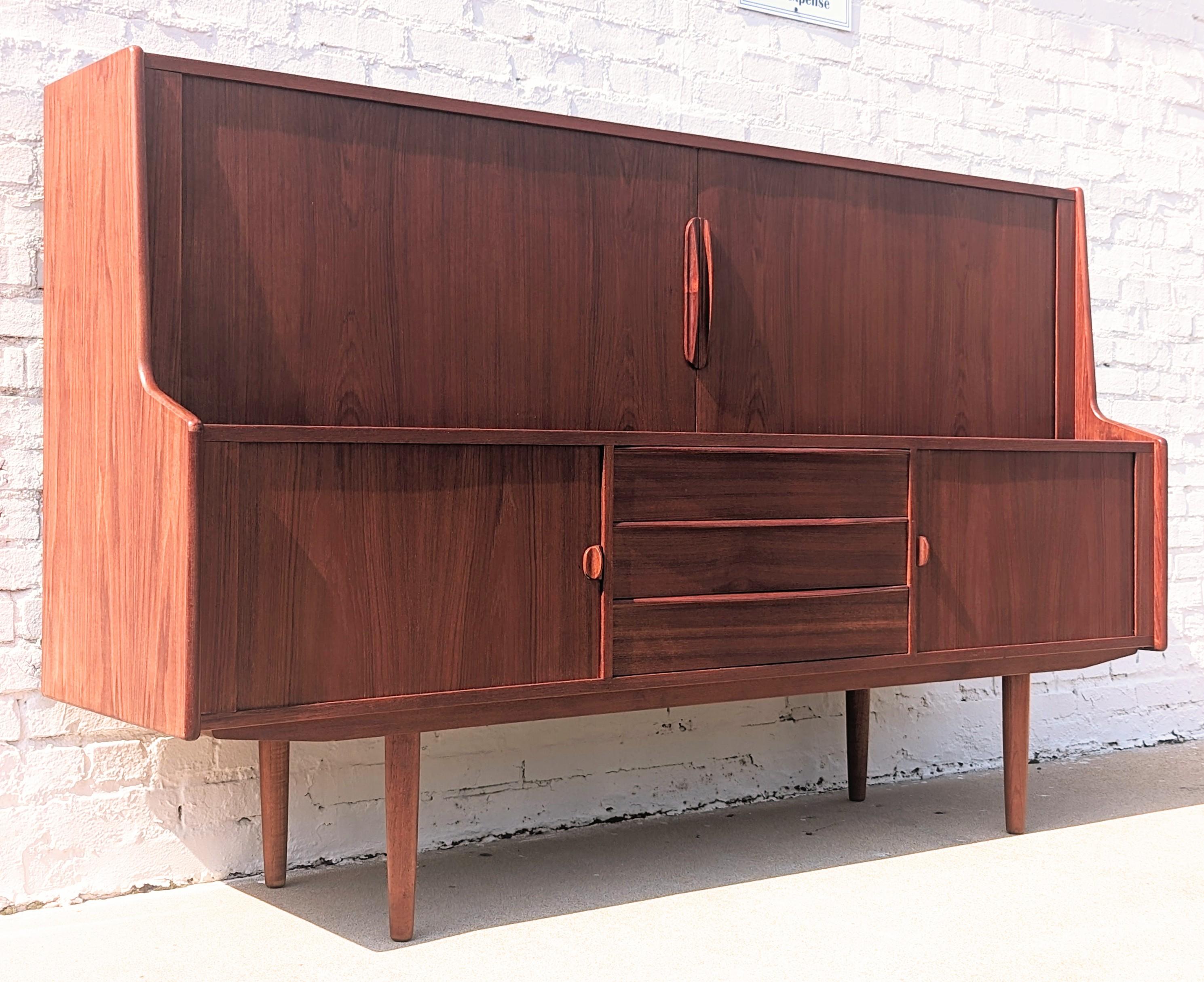 Armadio in teak Kofod Larsen, moderno danese del metà del secolo scorso in vendita 3