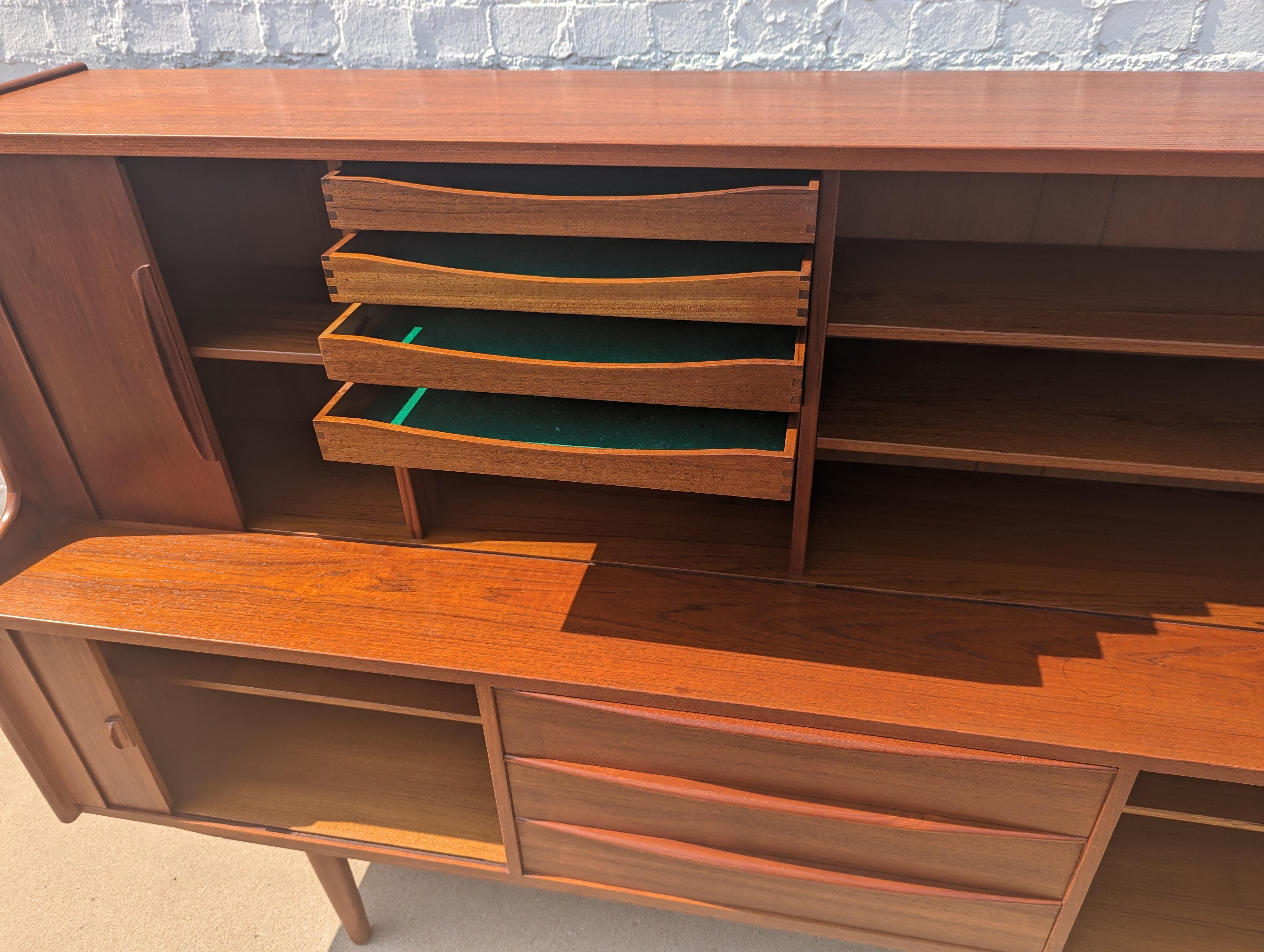 Armadio in teak Kofod Larsen, moderno danese del metà del secolo scorso In condizioni buone in vendita a Tulsa, OK
