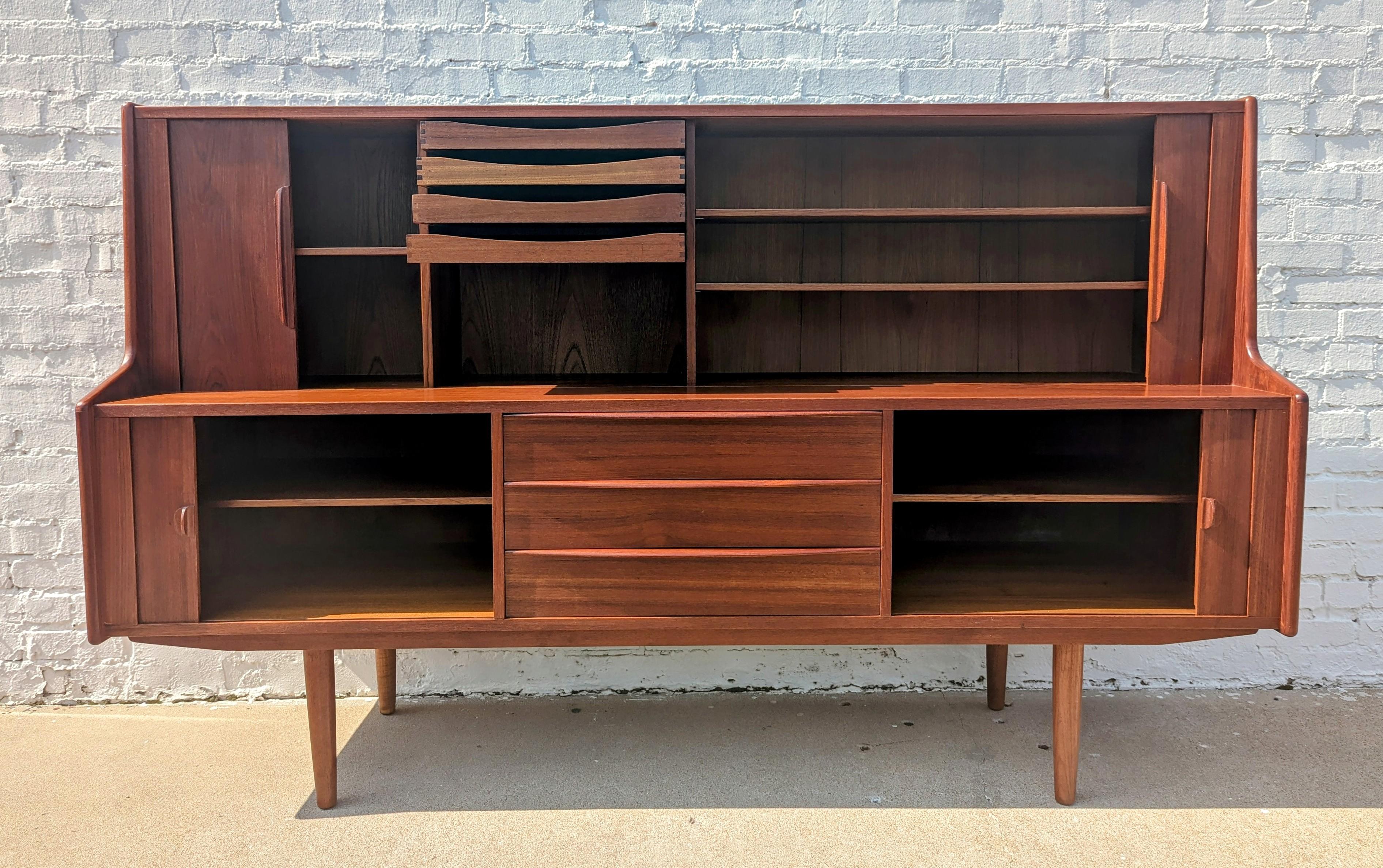 Metà XX secolo Armadio in teak Kofod Larsen, moderno danese del metà del secolo scorso in vendita