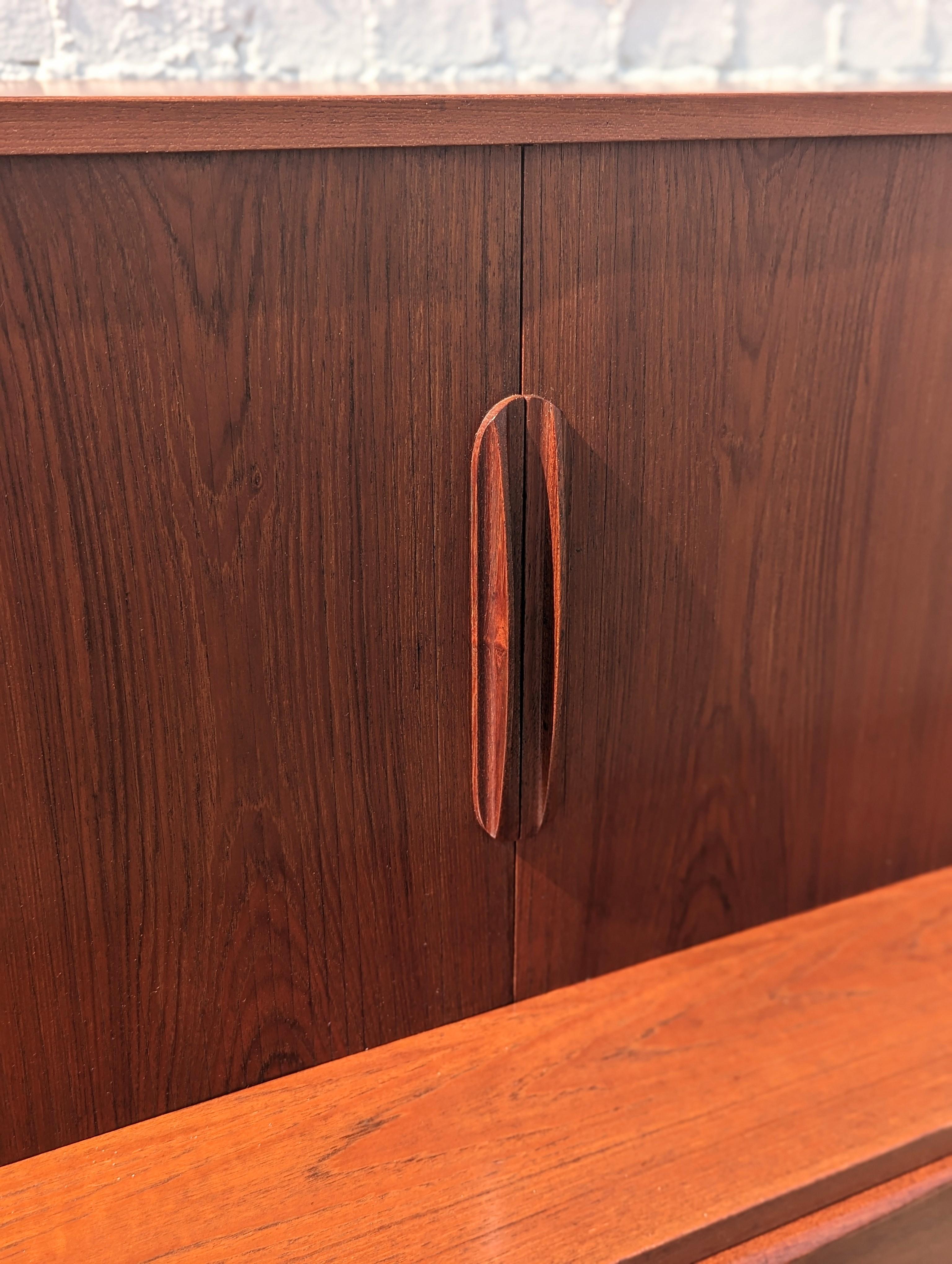 Teak Armadio in teak Kofod Larsen, moderno danese del metà del secolo scorso in vendita