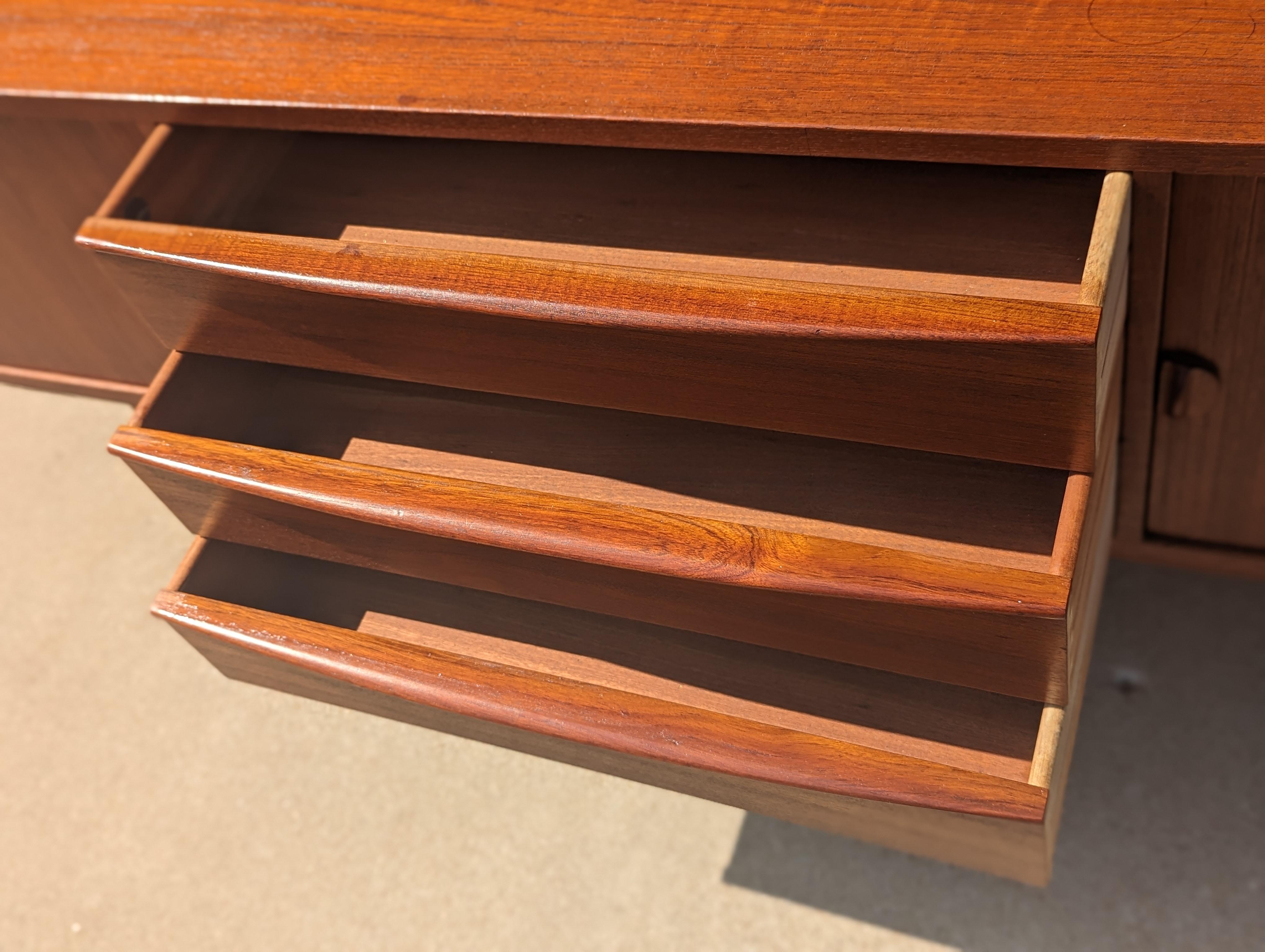 Armadio in teak Kofod Larsen, moderno danese del metà del secolo scorso in vendita 1