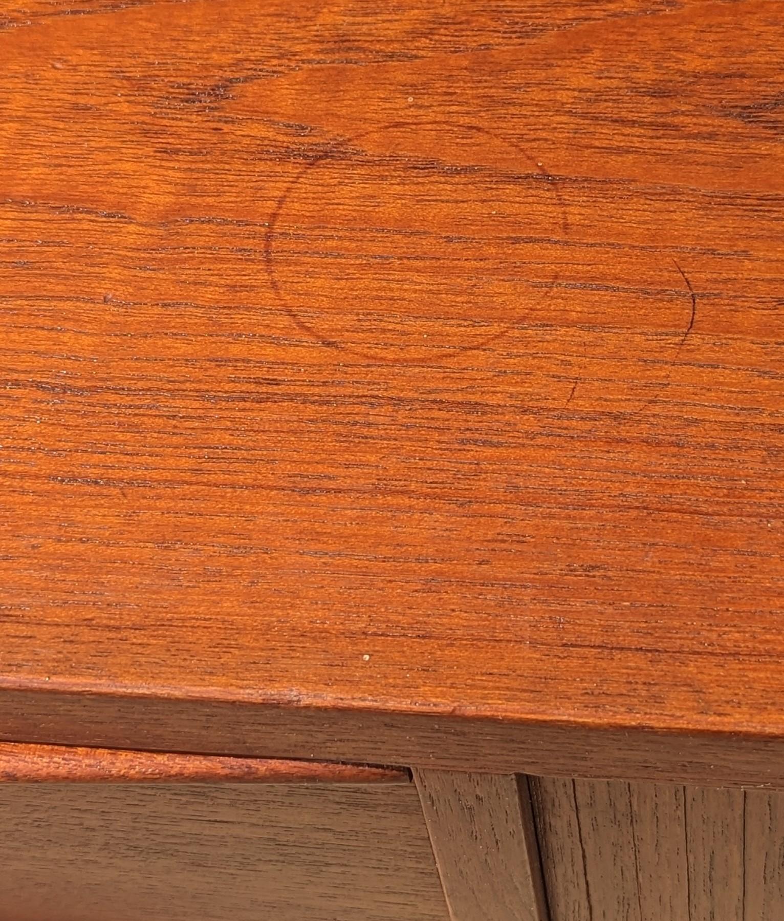 Armadio in teak Kofod Larsen, moderno danese del metà del secolo scorso in vendita 2
