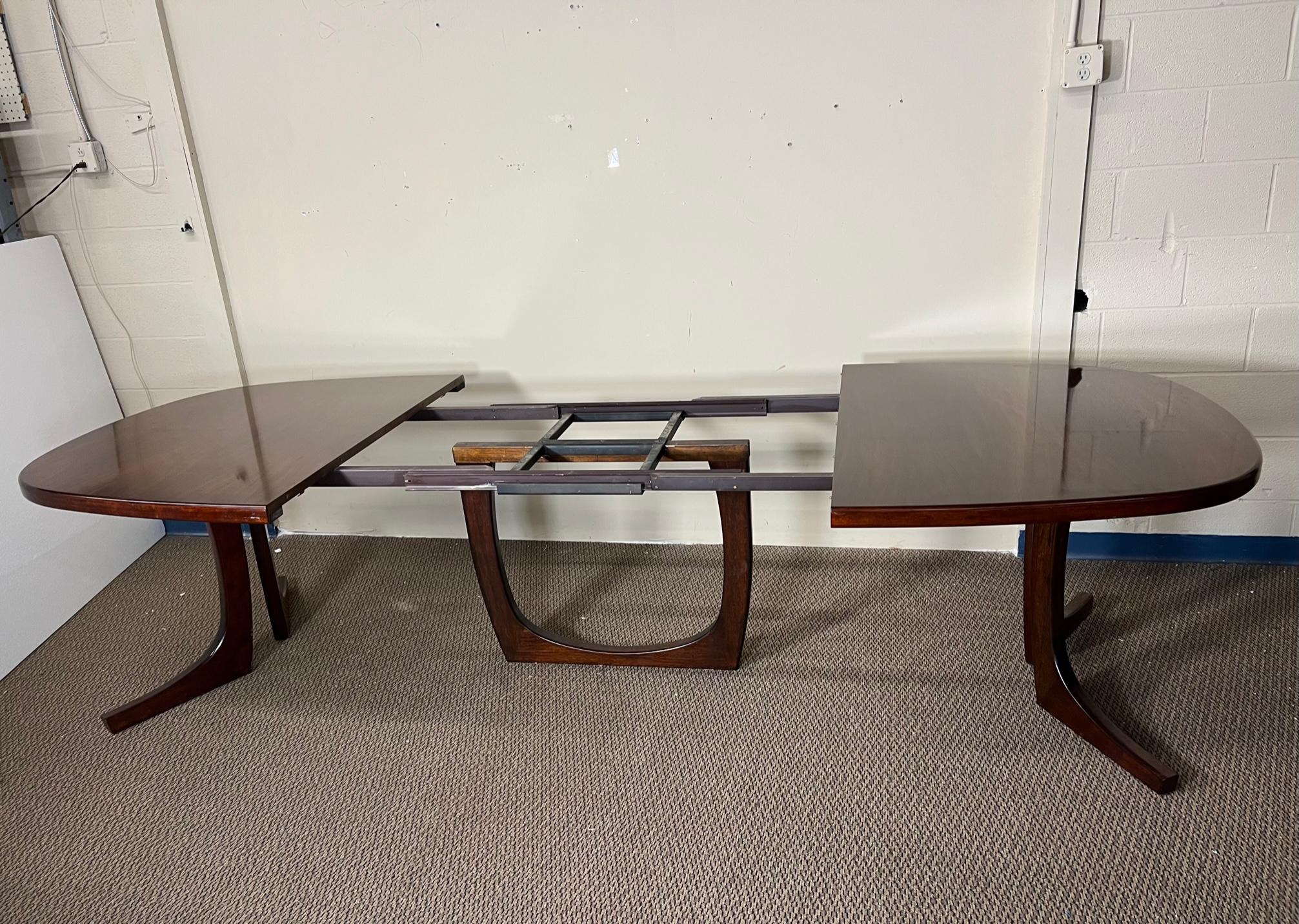 Midcentury Danish Modern Large Rosewood Dining Table with 2 Extension Leaves In Good Condition In Atlanta, GA