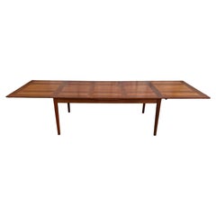 Grande table  manger  rallonge en teck de style danois moderne du milieu du sicle dernier, par Drylund