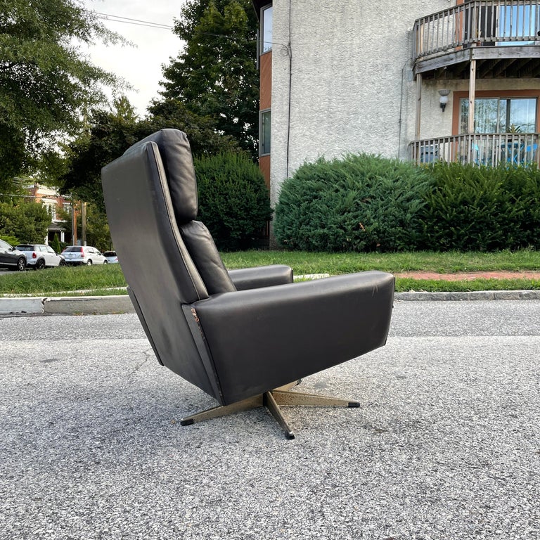MidCentury Danish Modern Leather Lounge Chair For Sale at 1stDibs