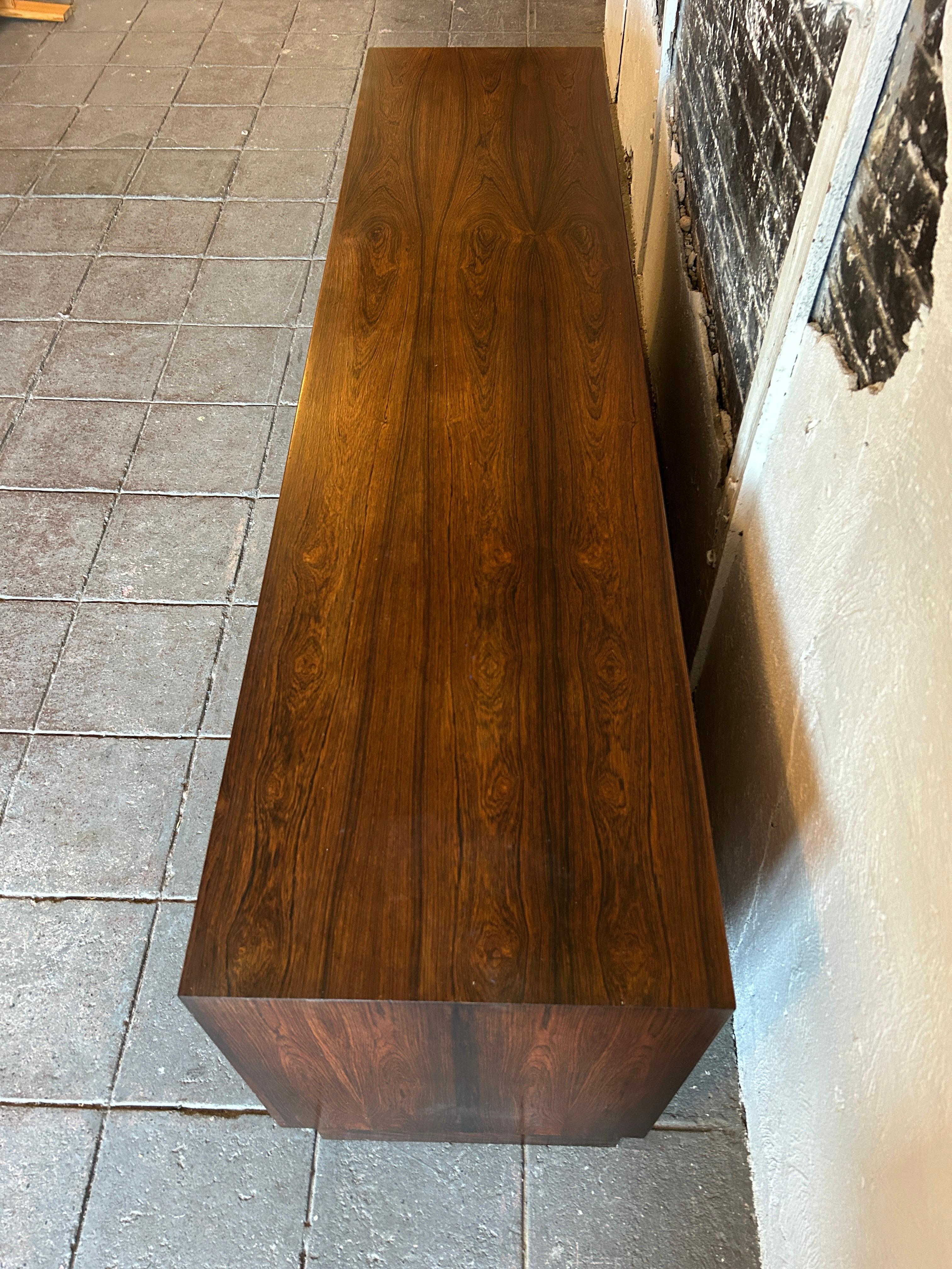 Mid-Century Danish Modern long low Rosewood dresser credenza 8 Drawer In Good Condition In BROOKLYN, NY