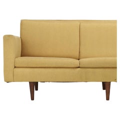 Long canapé danois moderne du milieu du siècle conçu par Johannes Aasbjerg, pieds en teck