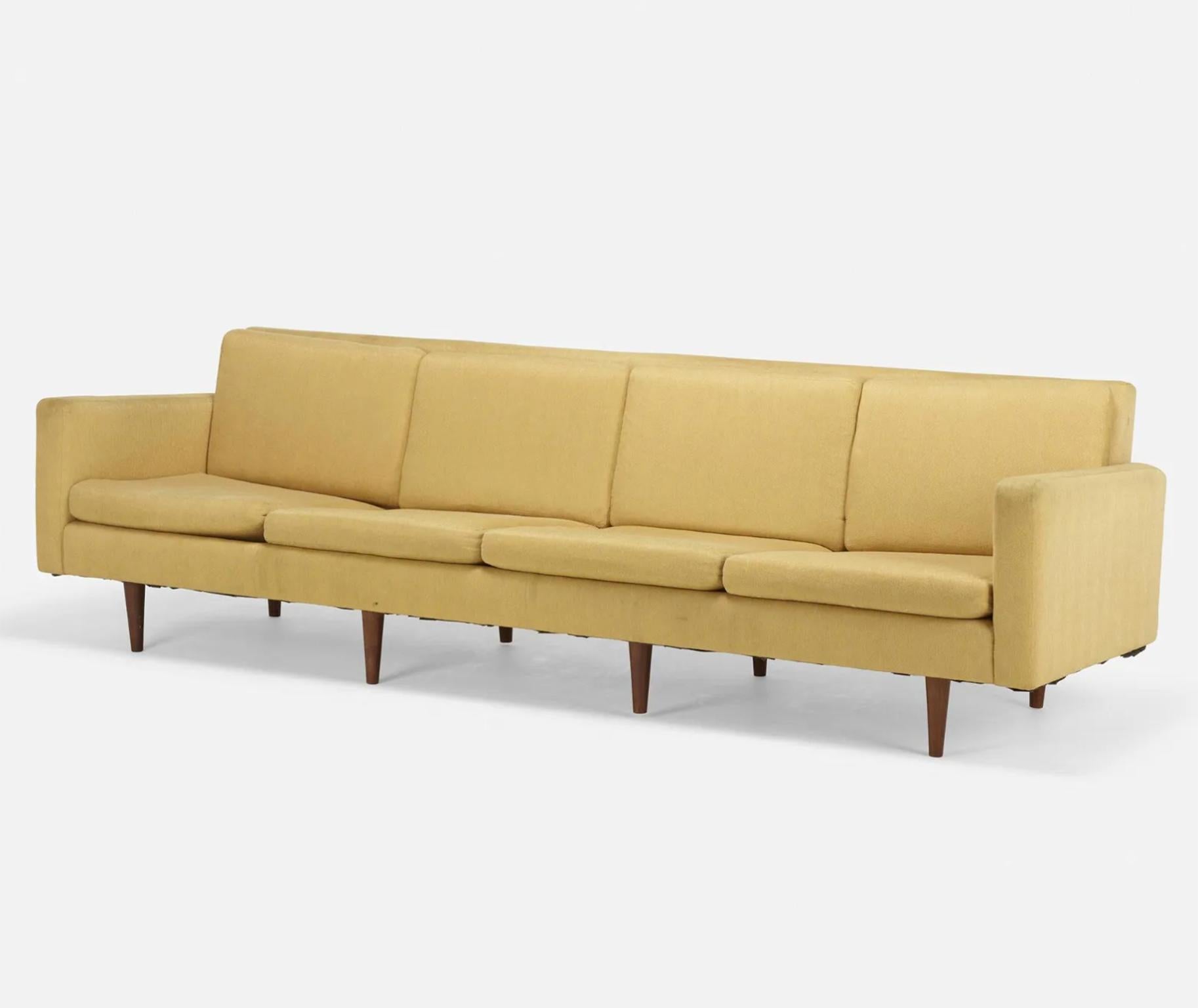 Schönes dänisches Sofa von 1955, entworfen von Johannes Aasbjerg, mit originaler Polsterung und 4 Sitzplätzen. Langes 106 Zoll langes Sofa. Steht auf 8 massiven, konischen Teakholzbeinen. Verwenden Sie es so wie es ist oder lassen Sie es komplett