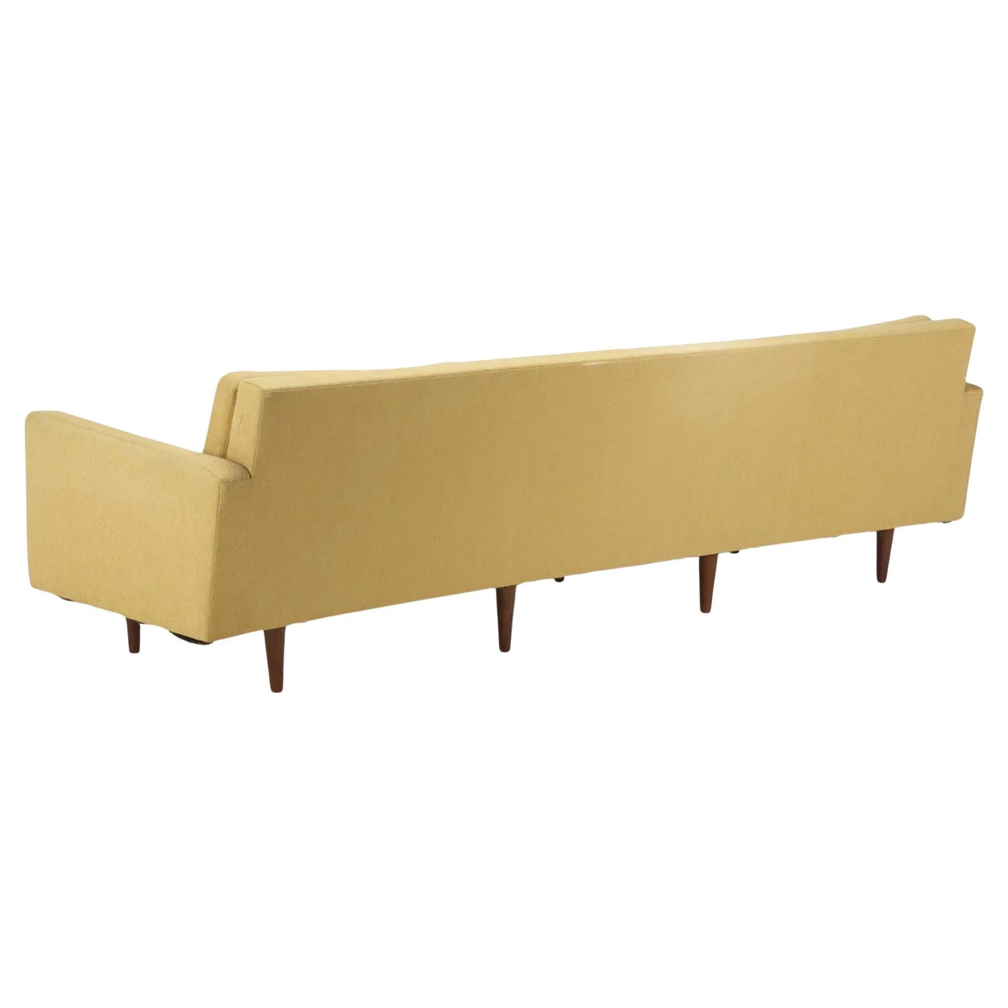 Mid-Century Modern Long canapé danois moderne du milieu du siècle conçu par Johannes Aasbjerg, pieds en teck en vente